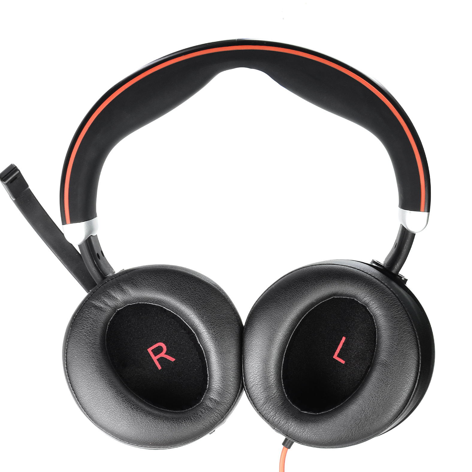 Casque noir avec des touches de rouge et d'orange. Les côtés gauche et droit sont marqués.