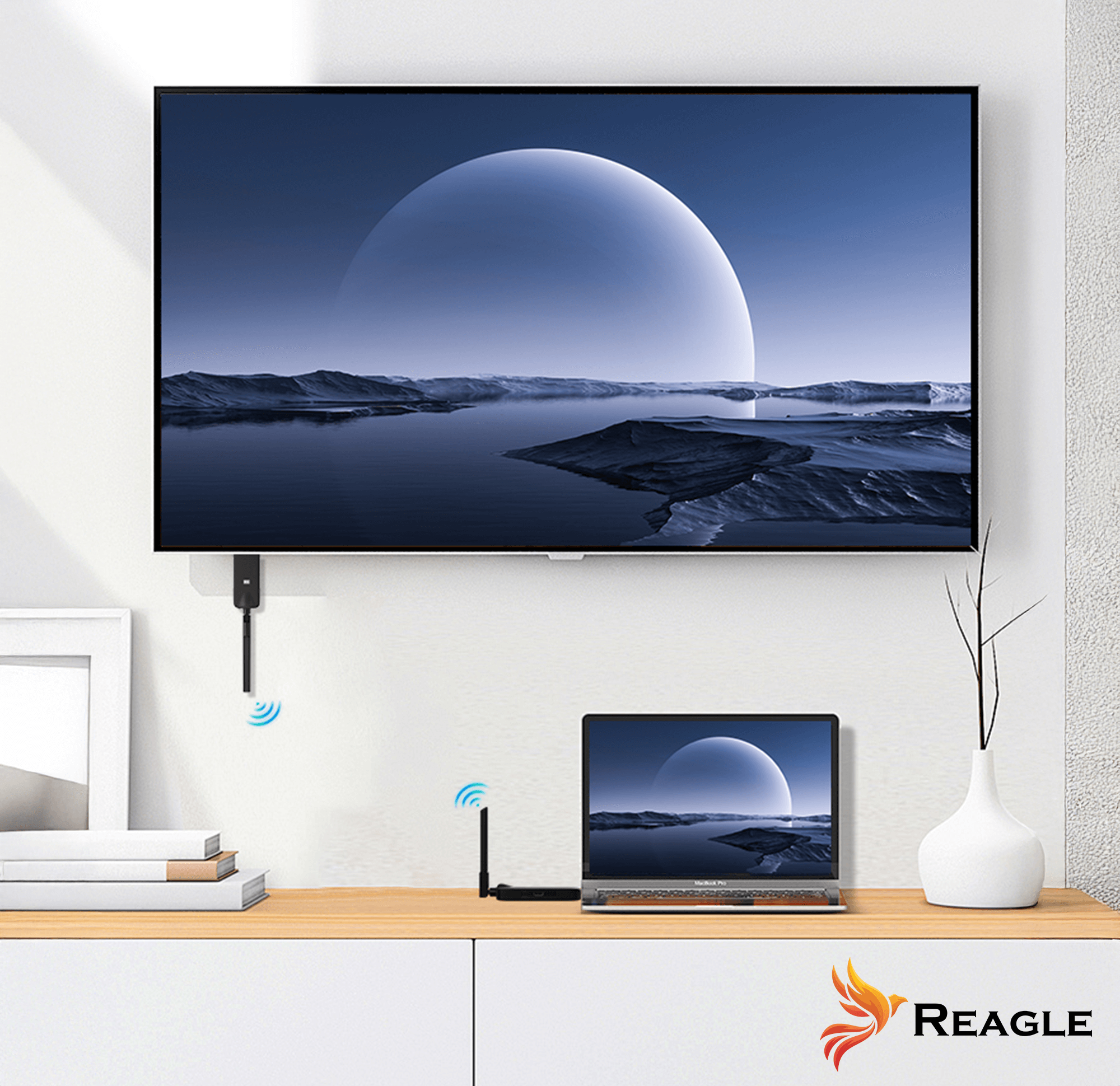 Telewizor wyświetlający krajobraz księżycowy z laptopem i adapterem bezprzewodowym.