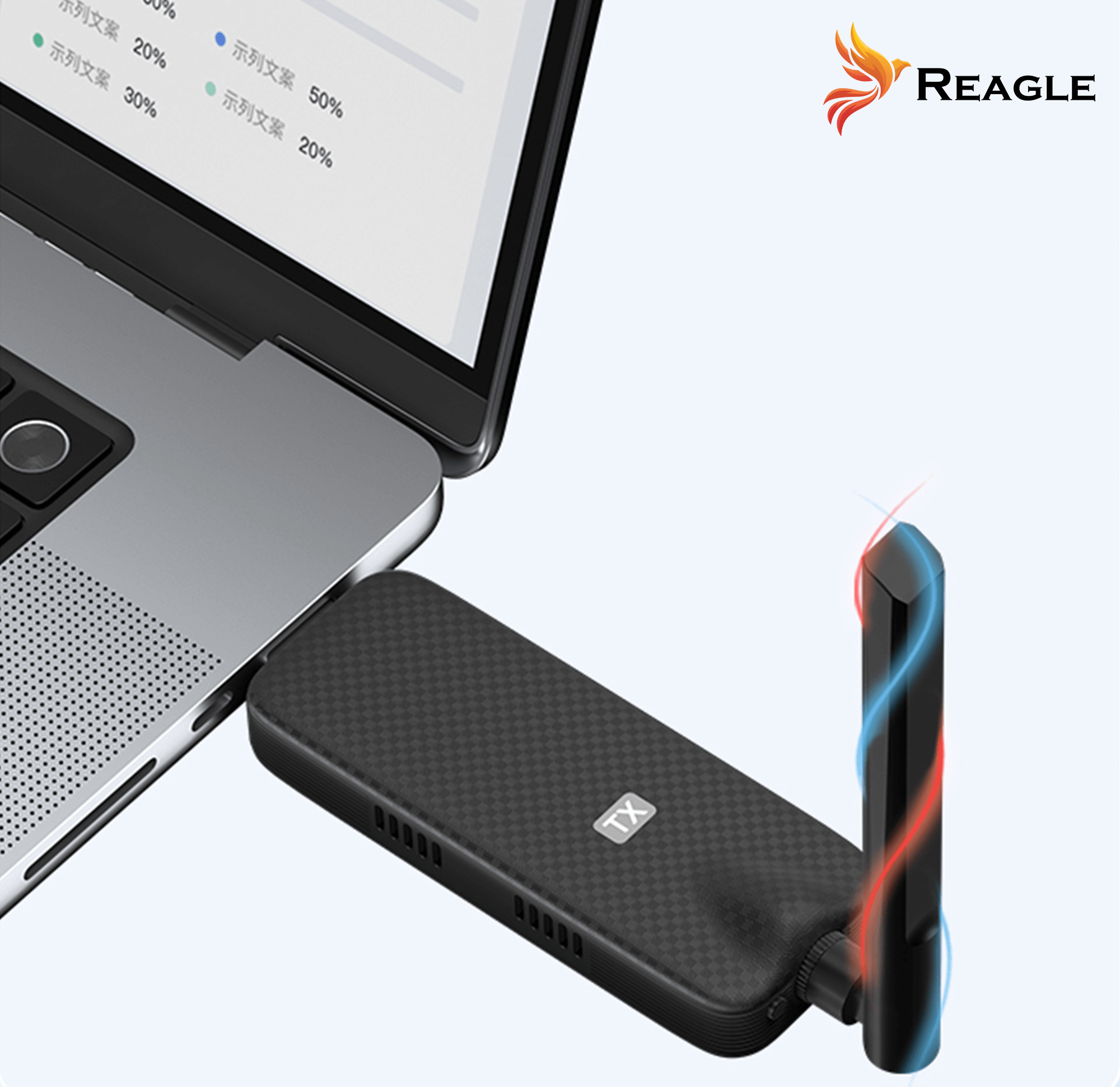 Laptop i adapter Wi-Fi z anteną. Adapter jest podłączony.