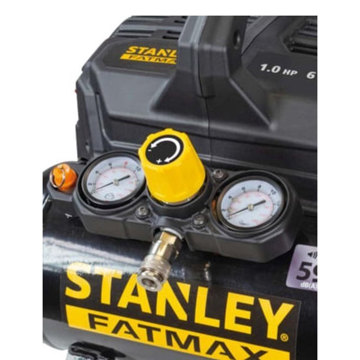 Ein STANLEY FATMAX-Luftkompressor mit Manometern und einem gelben Einstellknopf.