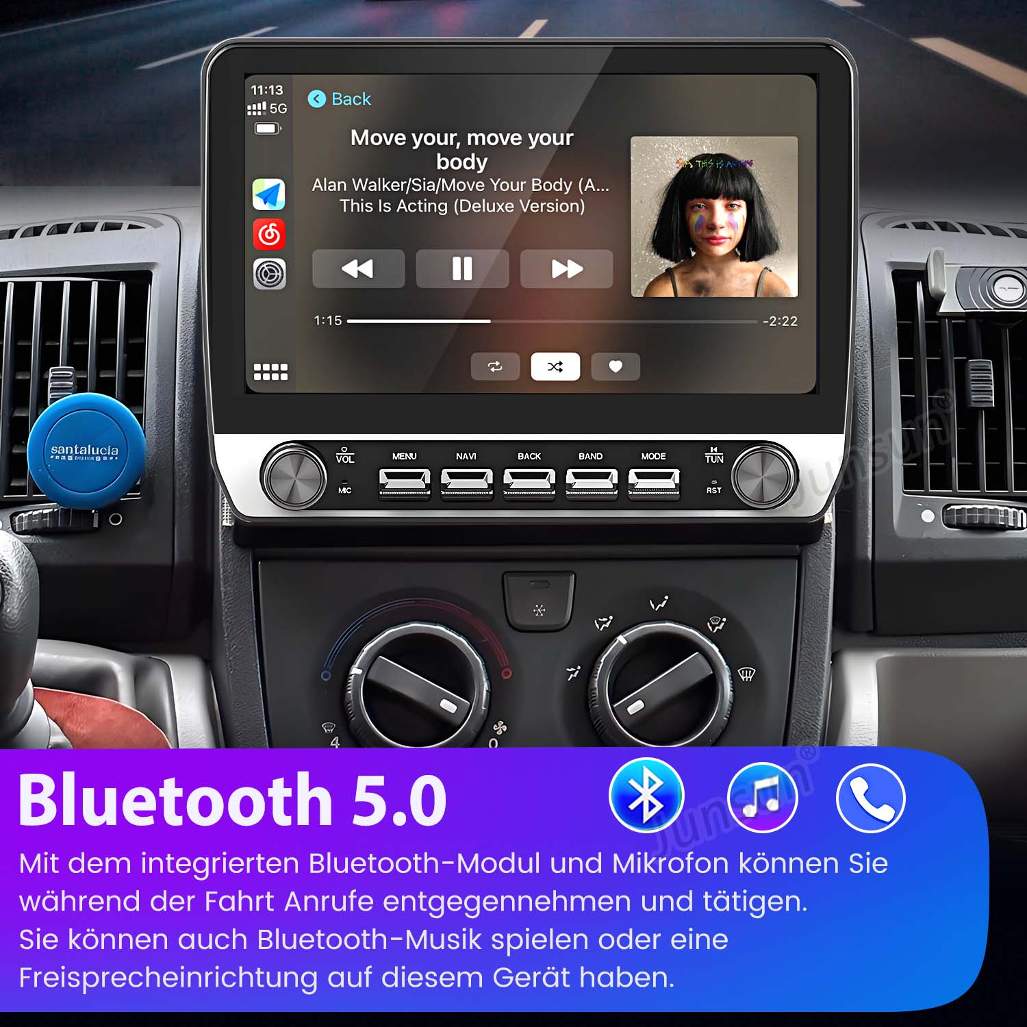 Armaturenbrett eines Autos mit Bildschirm, der Musiksteuerung und Navigation zeigt. Bluetooth 5.0 Logo unten.
