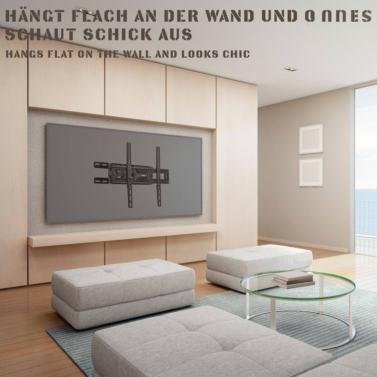 Wohnzimmer mit einem an der Wand montierten Fernseher und grauen Ottomanen.