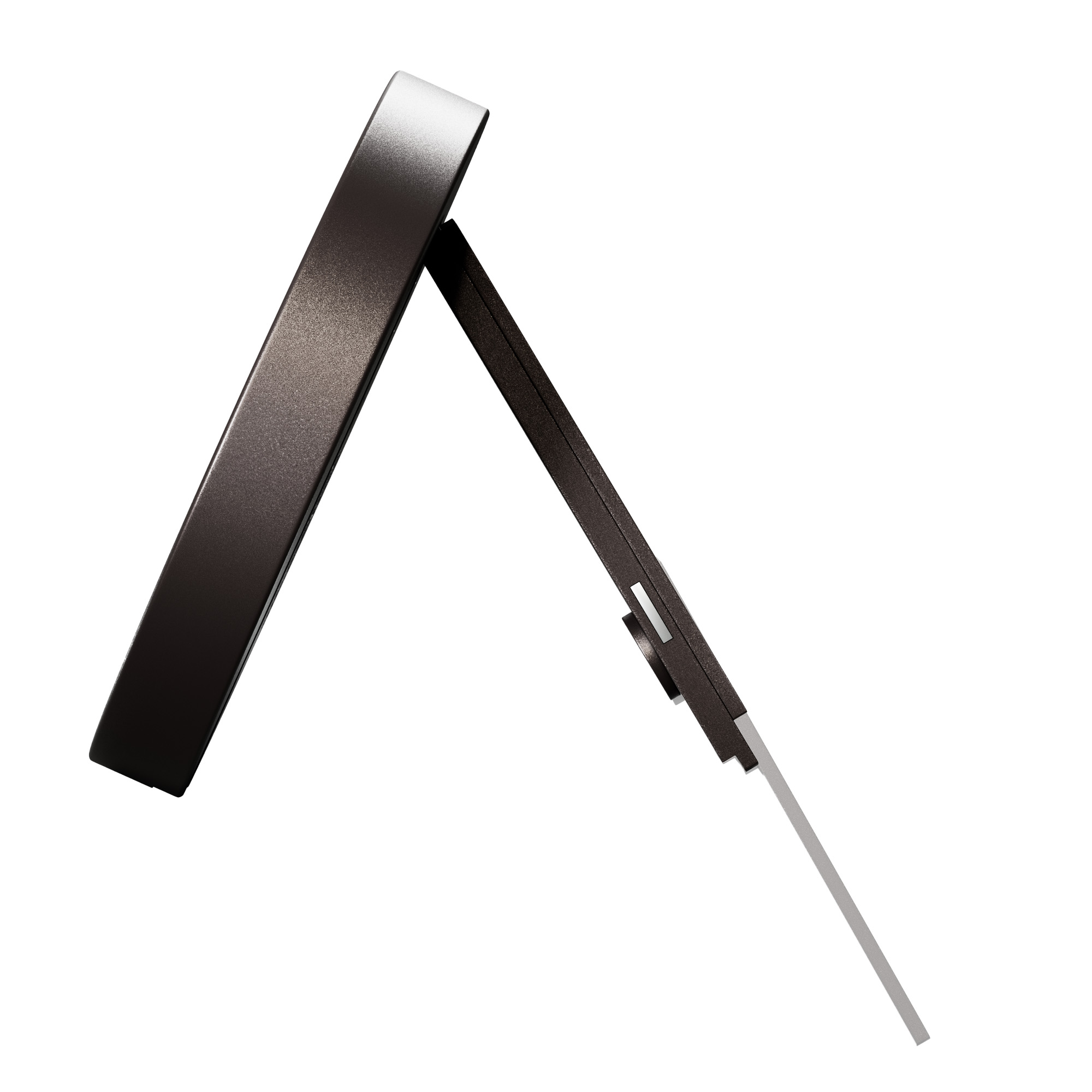 Czarna ramka na zdjęcia, pochylona z podpórką, na białym tle.