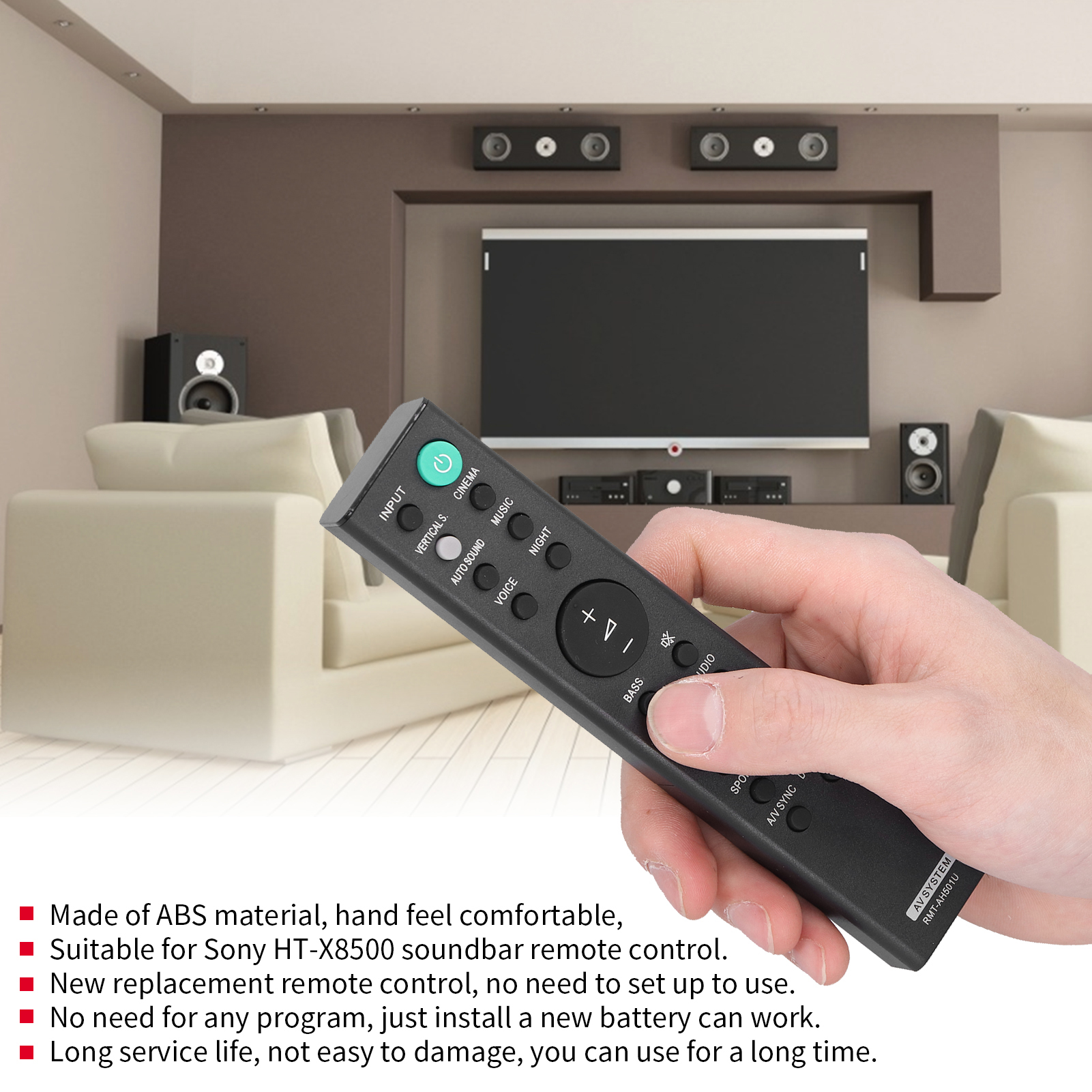 Hand hält eine schwarze Fernbedienung. Die Fernbedienung befindet sich vor einem Fernseher und Lautsprechern.