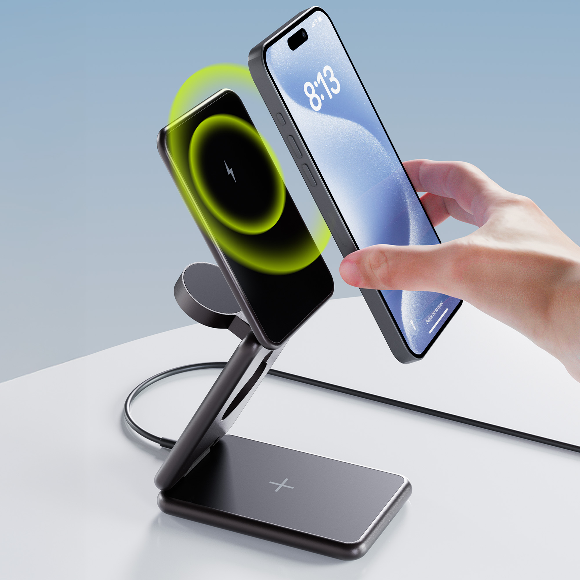 Czarna stacja ładująca do telefonu z dwoma telefonami, z których jeden ładuje się bezprzewodowo.