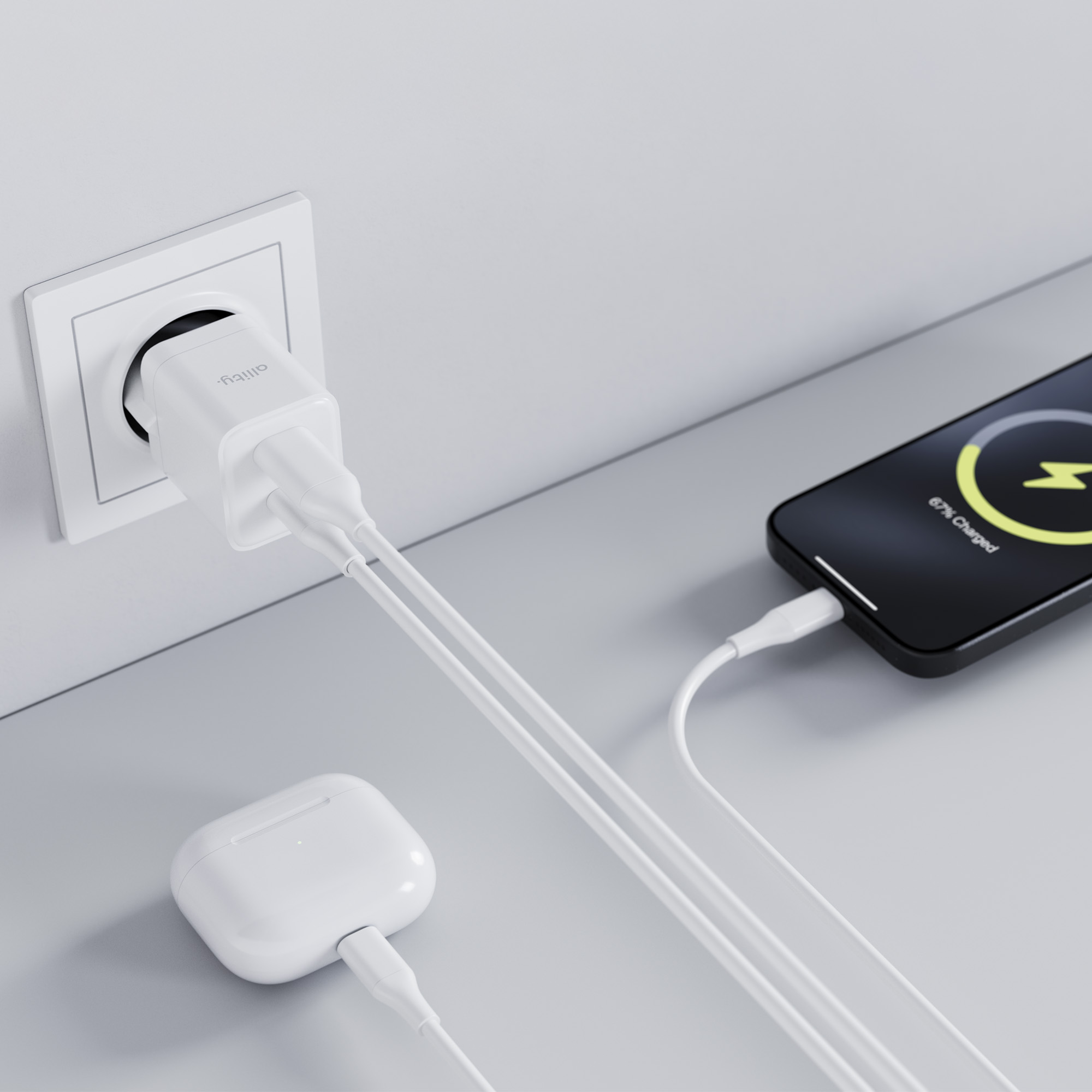 Biała ładowarka do telefonu podłączona do gniazdka. Telefon i słuchawki są ładowane.