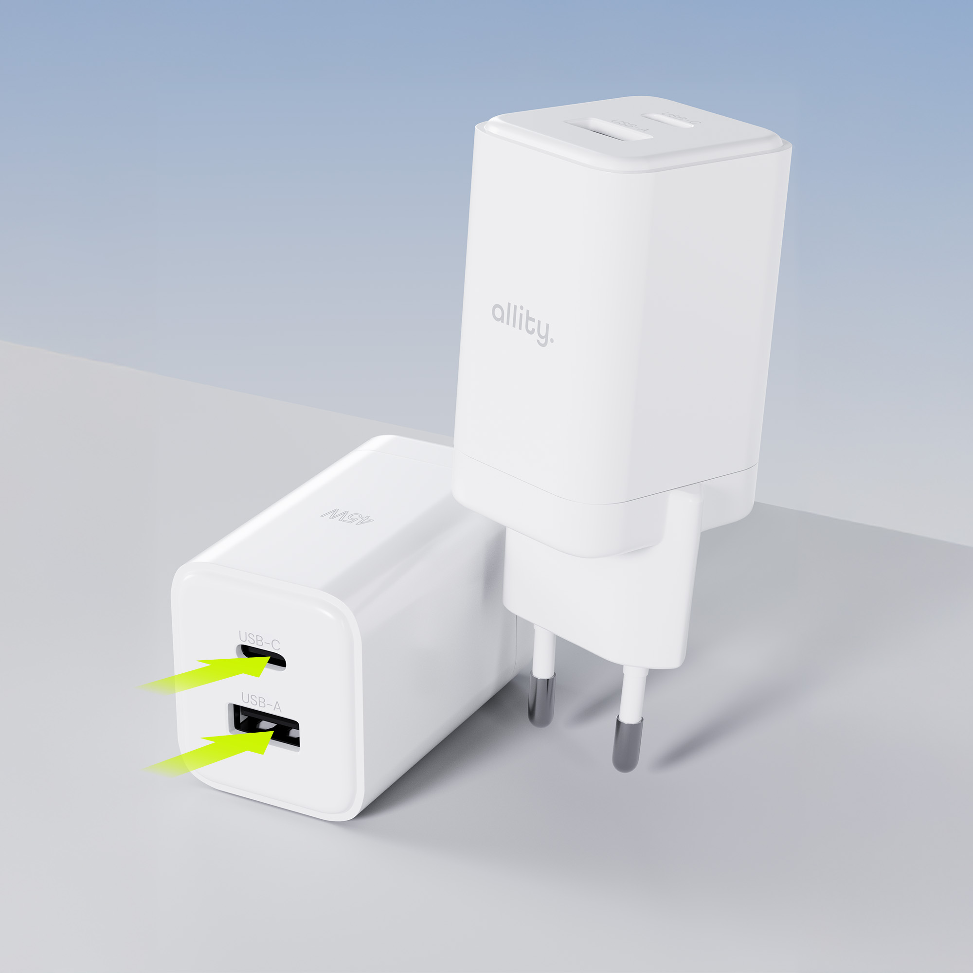 Dwie białe ładowarki. Jedna podłączona. Strzałki wskazują porty USB-C i USB-A.