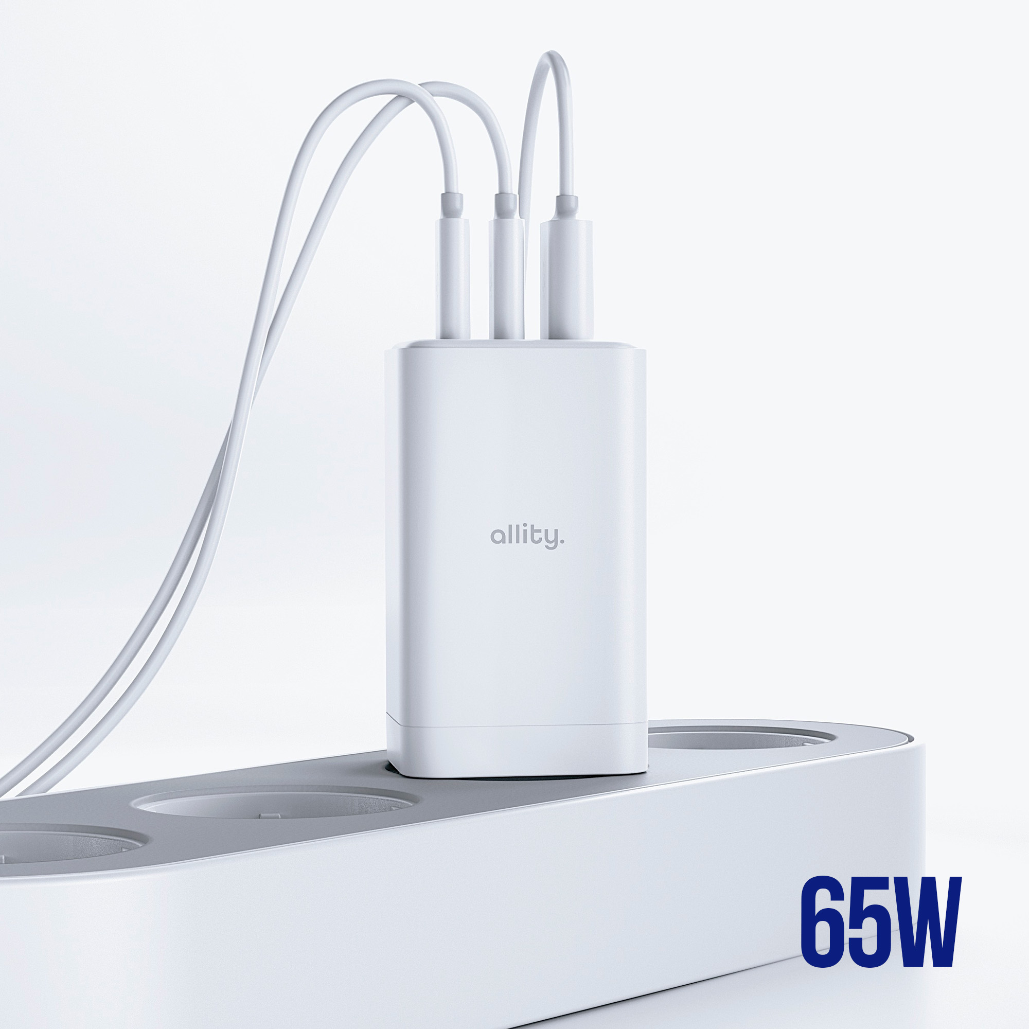 Biała ładowarka z trzema wyjściami podłączona do białej listwy zasilającej. Ładowarka ma nazwę marki. Widoczne 65W.