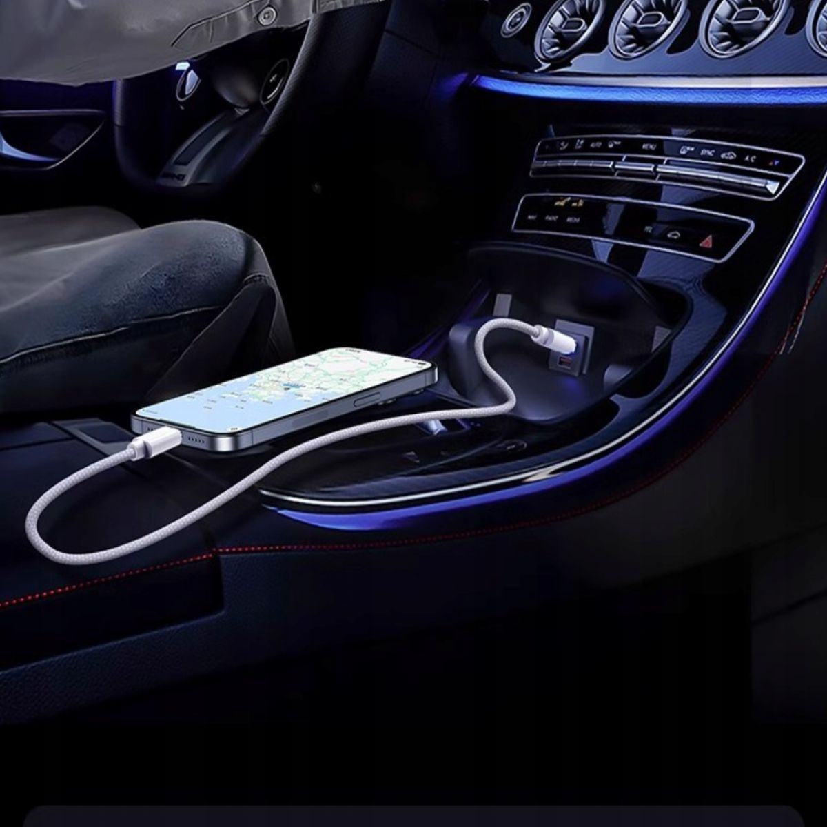 Ładowanie smartfona w samochodzie. Biały kabel podłączony do telefonu.