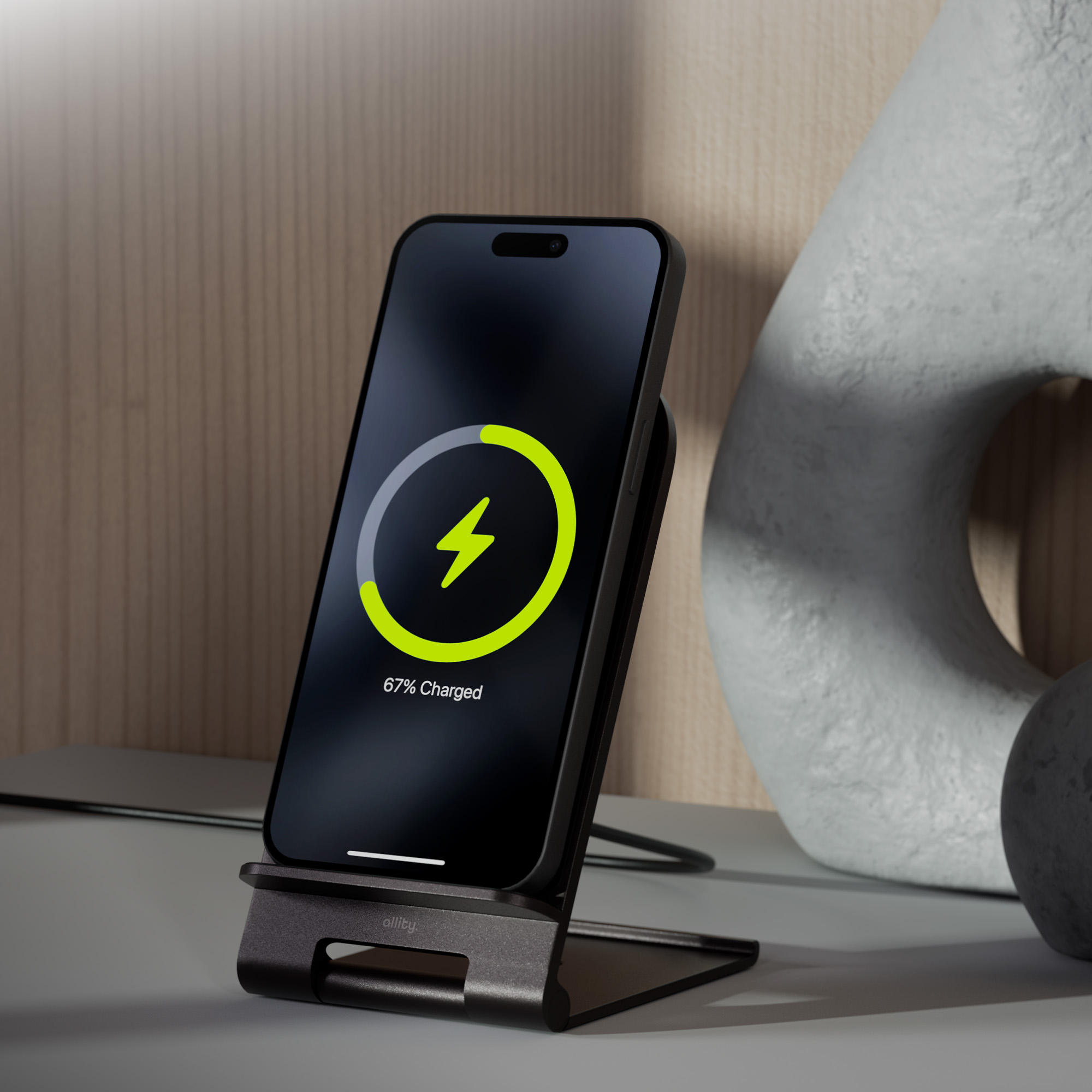 Smartfon ładujący się bezprzewodowo na stojaku. Czarny telefon, stojak i tło.