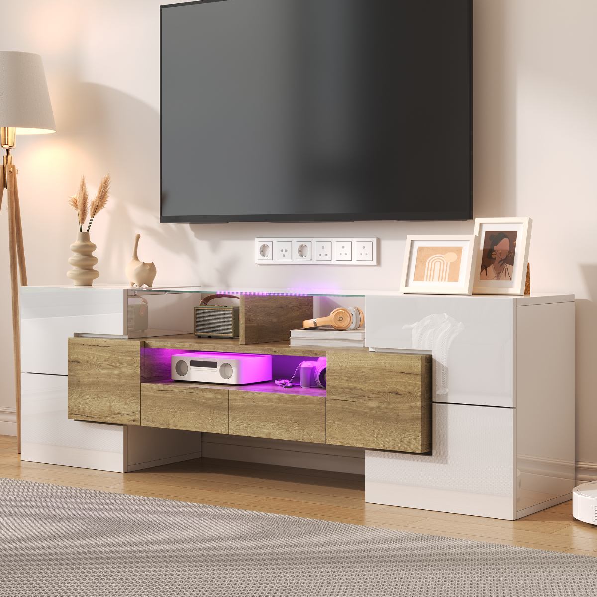 Moderner TV-Ständer mit Fernseher. Er hat Schubladen und Regale mit Dekorationsartikeln.