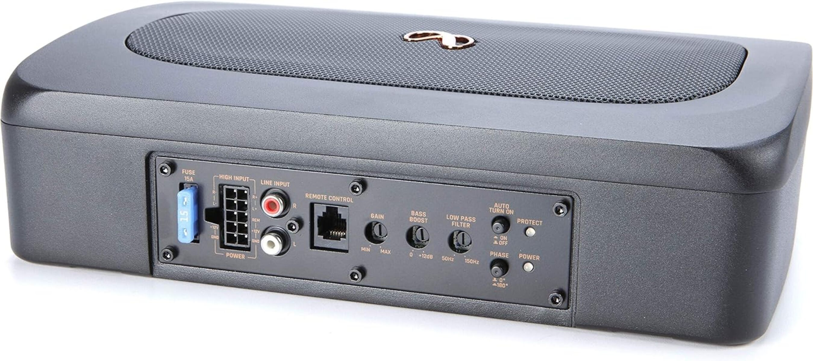 Schwarzer Auto-Subwoofer mit verschiedenen Ein-/Ausgängen und Bedienfeld, auf weißer Oberfläche.