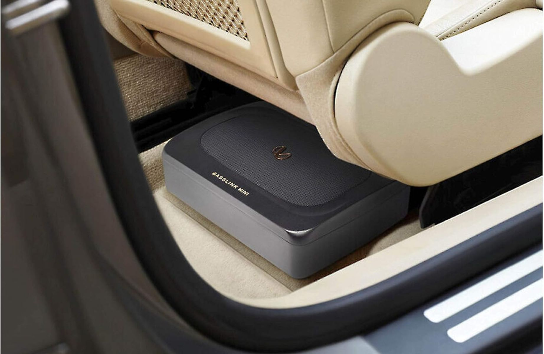 Ein schwarzer und grauer Auto-Subwoofer ist unter dem Autositz im Innenraum des Autos platziert.