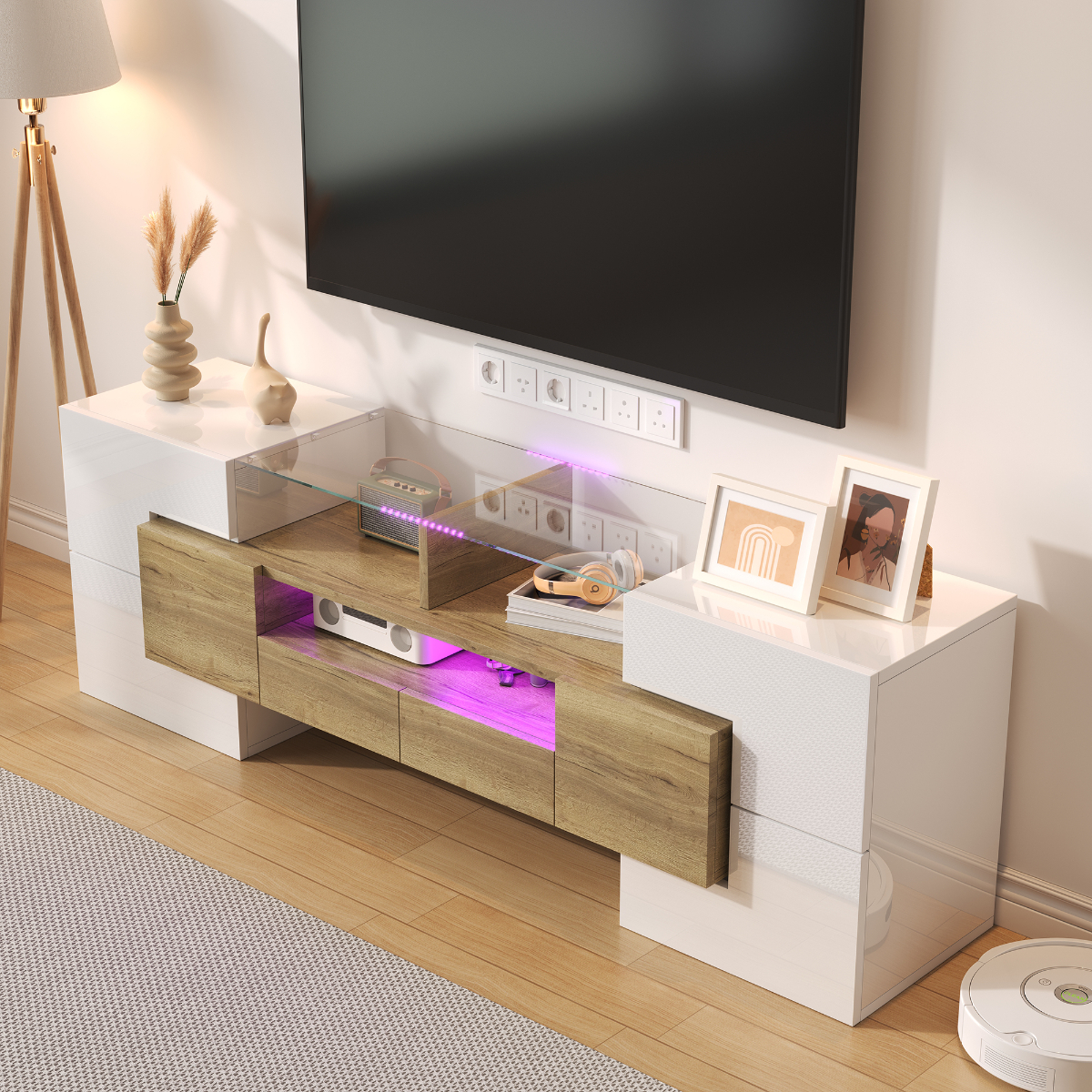 Moderner TV-Ständer mit weißem und Holz-Look-Finish. Hat Schubladen, offenes Regal und Umgebungsbeleuchtung, mit TV darüber.