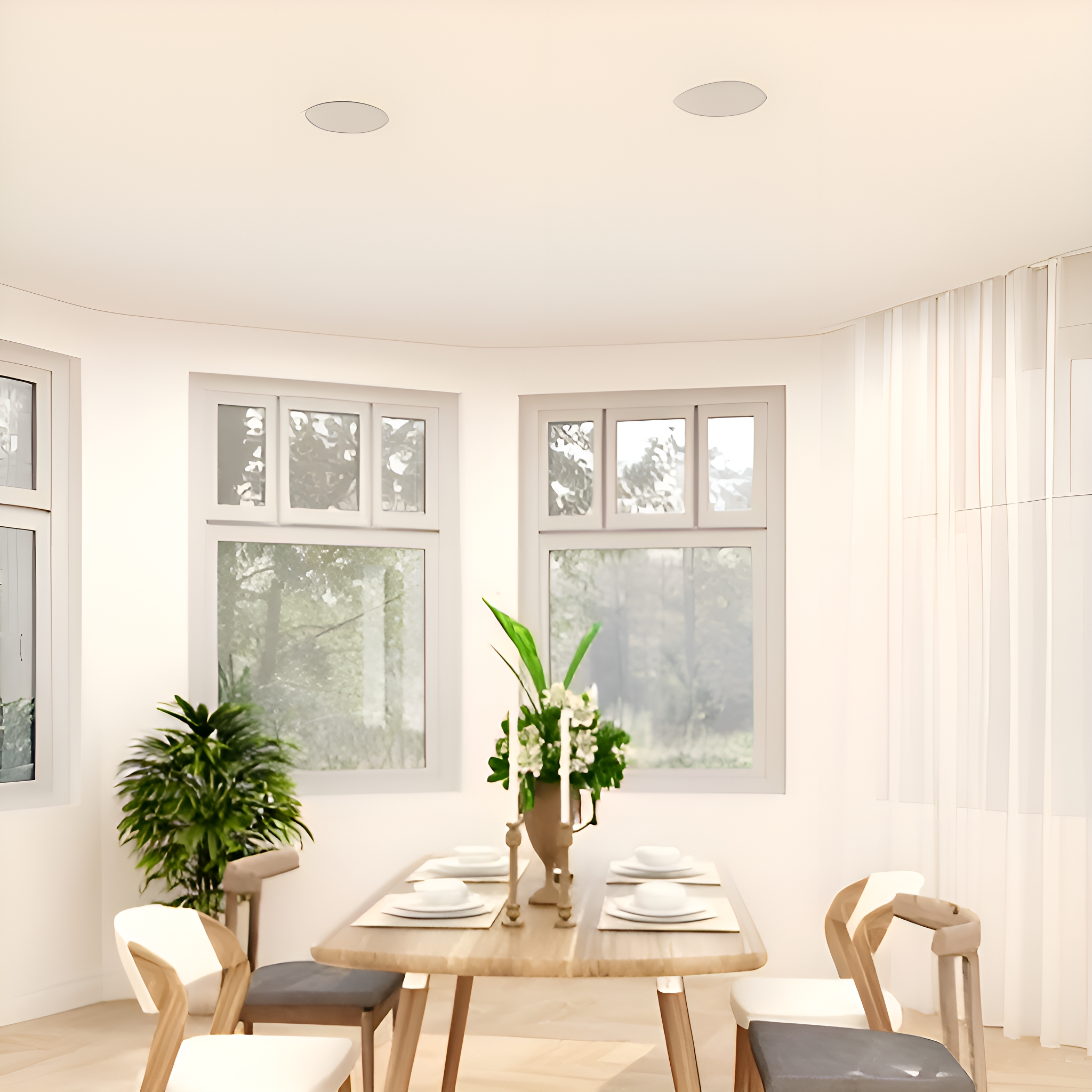 Esszimmer mit einem für eine Mahlzeit gedeckten Tisch. Enthält Fenster, Vorhänge und einen Kronleuchter mit Pflanzen.