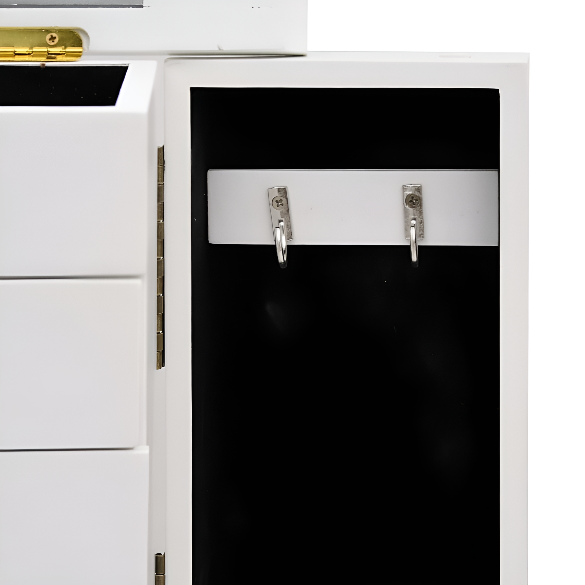 Weißer Schmuckschrank mit offener Tür. Haken sind innen auf schwarzem Hintergrund. Schubladen sind sichtbar.