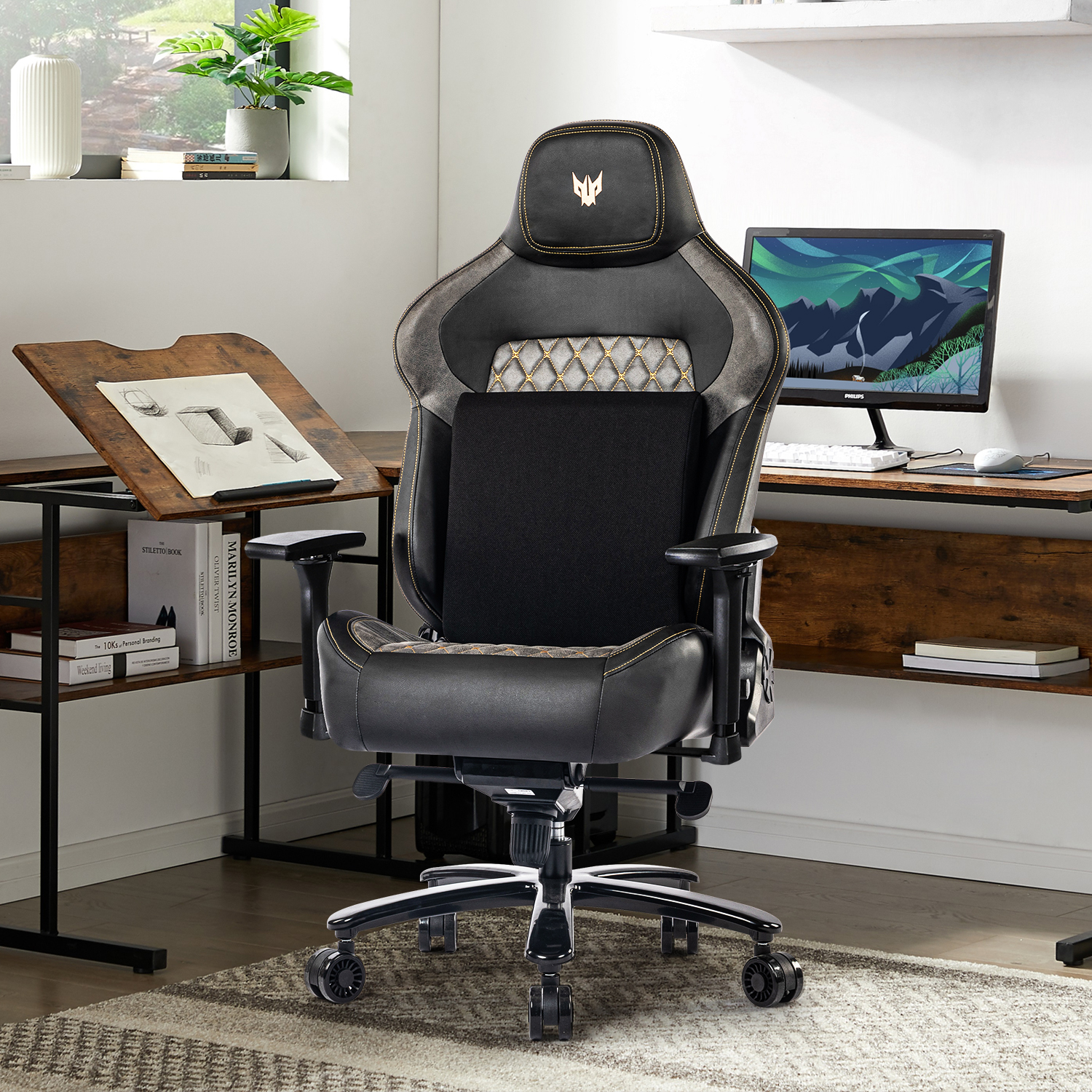 Schwarzer und grauer Gaming-Stuhl mit goldenen Akzenten. Brauner Schreibtisch, Monitor und Bücher im Hintergrund.