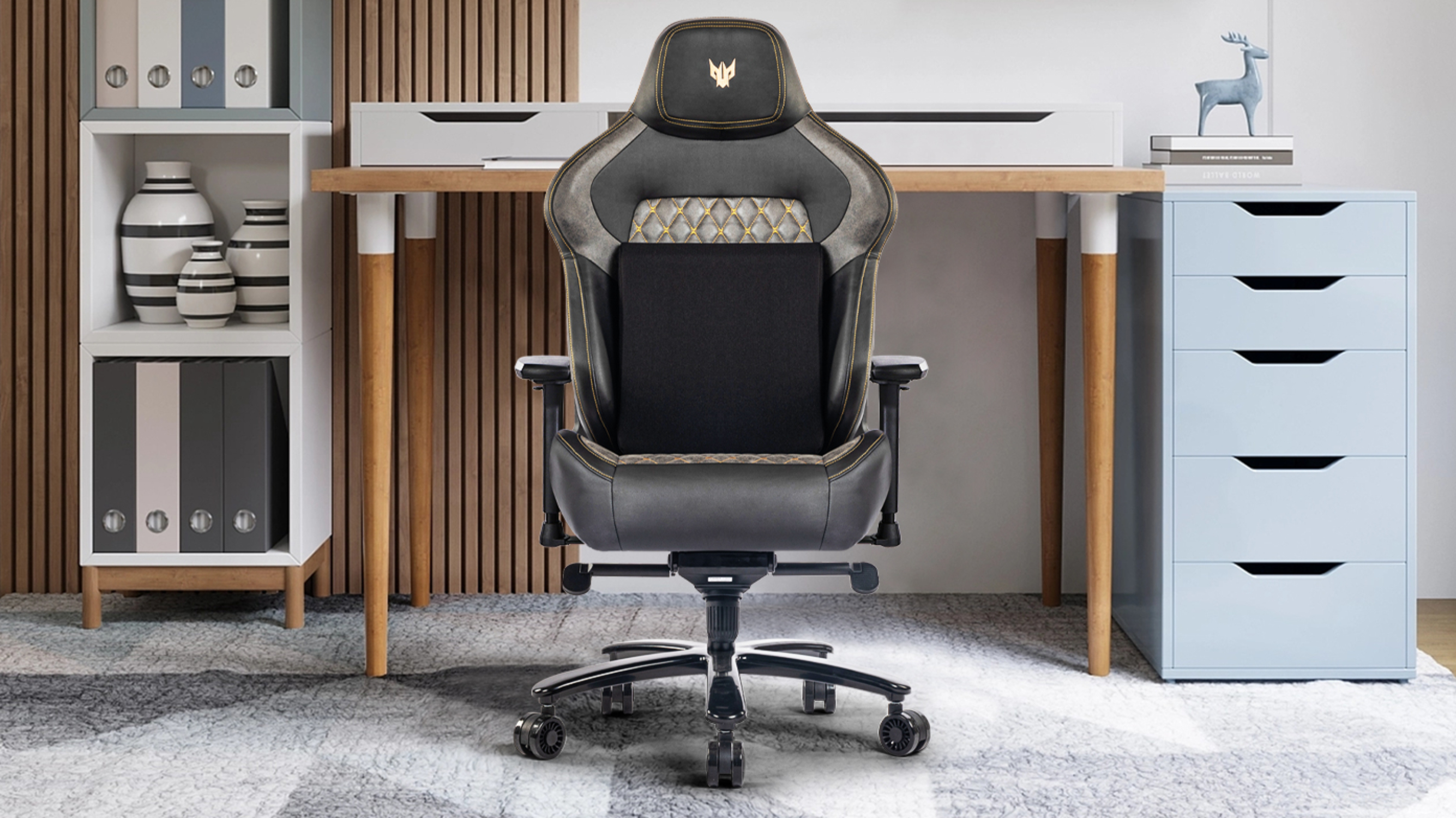 Ein schwarz-grauer Gaming-Stuhl in einem Raum mit Schreibtisch, Schubladen und Teppich.
