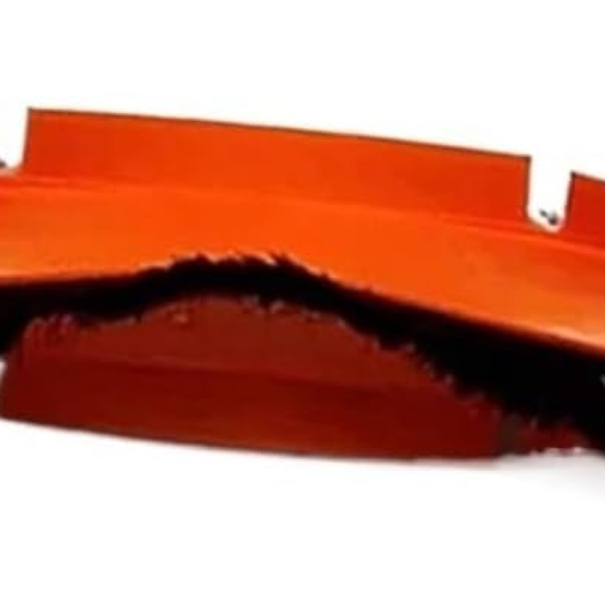 Parte in plastica arancione di un robot aspirapolvere, isolata, vista angolata.
