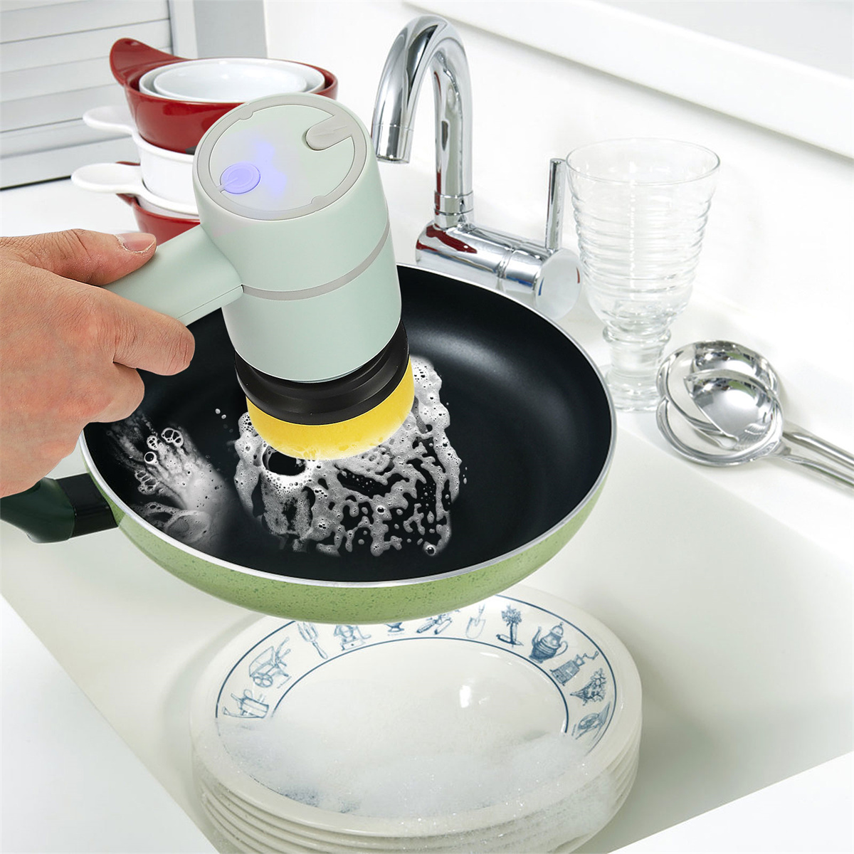 Eine Person benutzt eine Bürste, um eine Bratpfanne in einem Waschbecken zu schrubben. Seifenblasen.