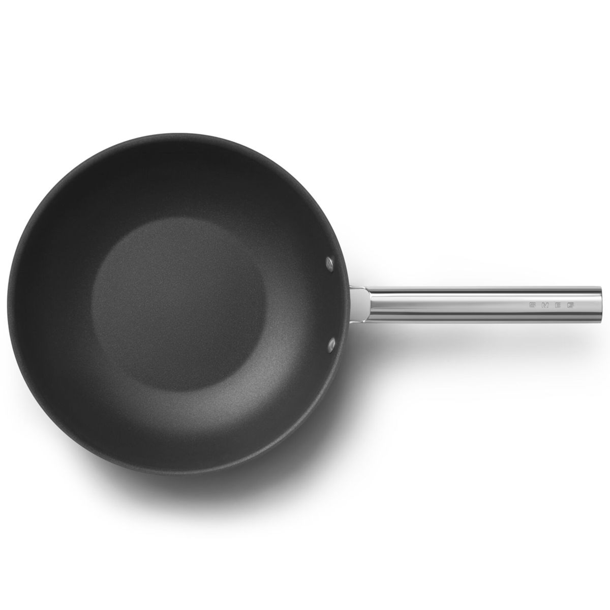 Una sartén wok negra con un mango plateado sobre una superficie blanca, vista desde arriba.