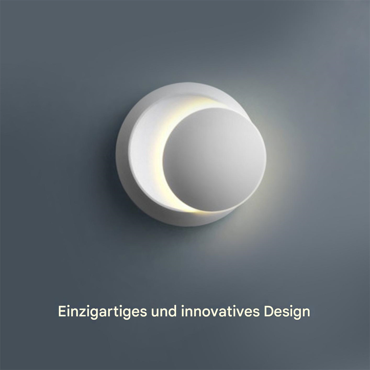 Weiße, kreisförmige Wandleuchte mit halbkreisförmigem Licht. Sie ist an einer dunkelgrauen Wand befestigt. Der Text ist auf Deutsch.
