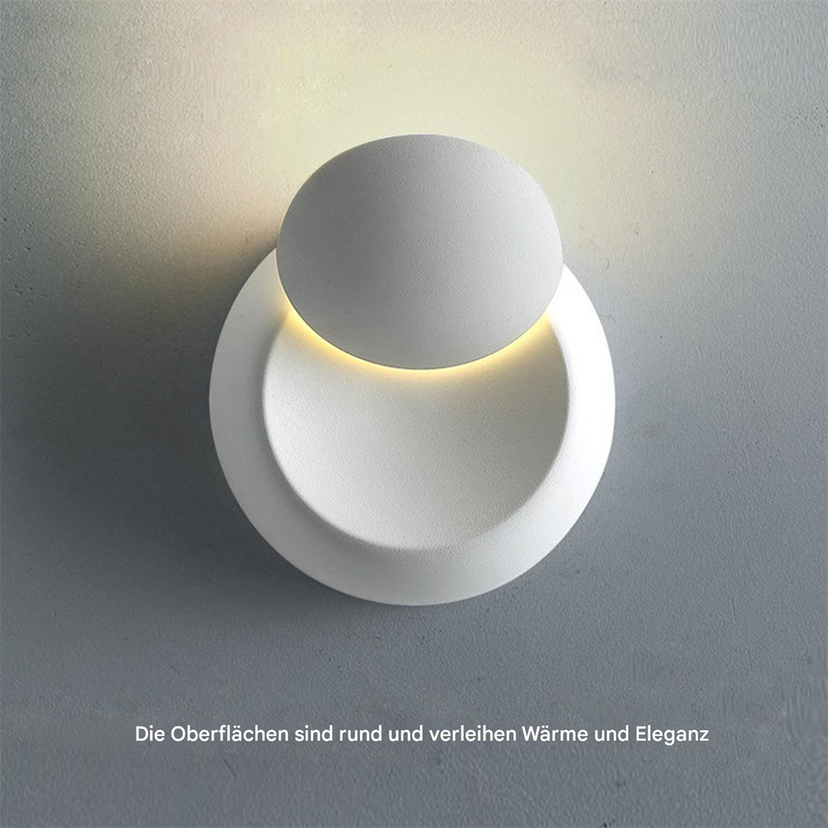 Eine weiße, kreisförmige Wandleuchte mit rundem Aufsatz. Das Licht scheint von oben nach unten.