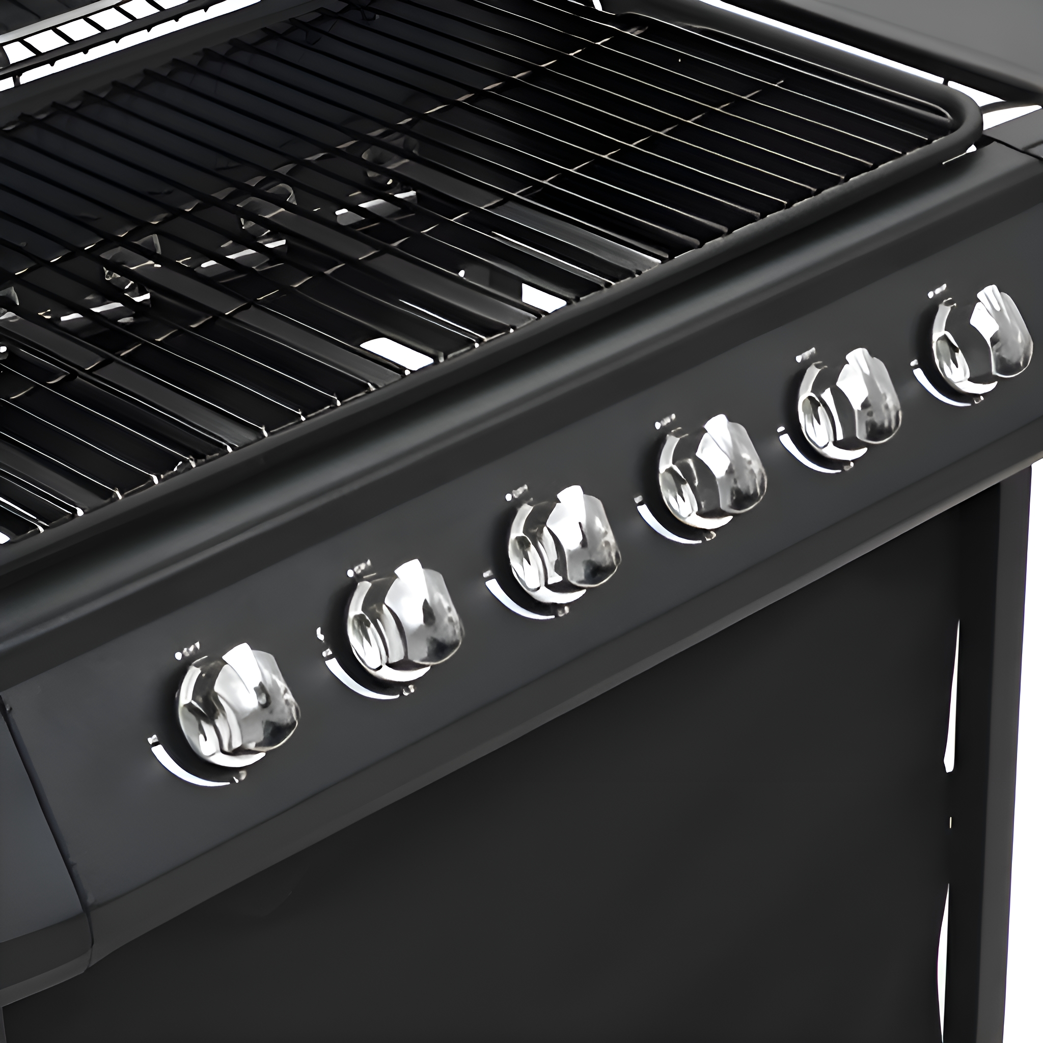 Nahaufnahme eines schwarzen Grills mit sechs silbernen Knöpfen und einem schwarzen Sockel.