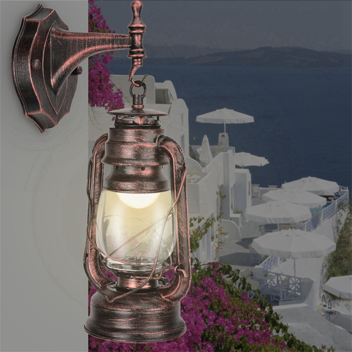 Eine Wandlampe im antiken Stil mit leuchtender Glühbirne, vor dem Hintergrund weißer Gebäude und Wasser.
