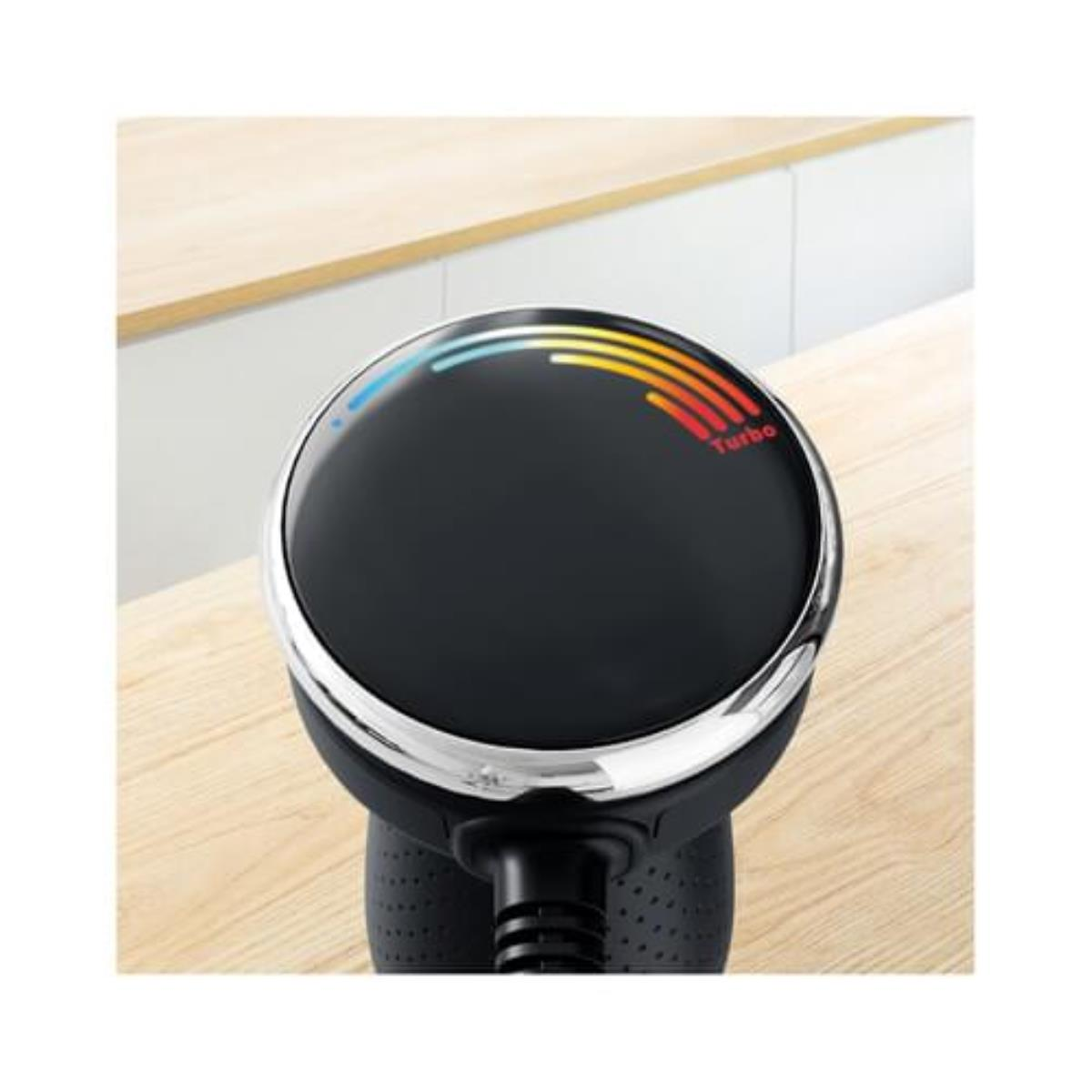 Zwart en zilver apparaat met een turbo-indicator. Houten achtergrond.