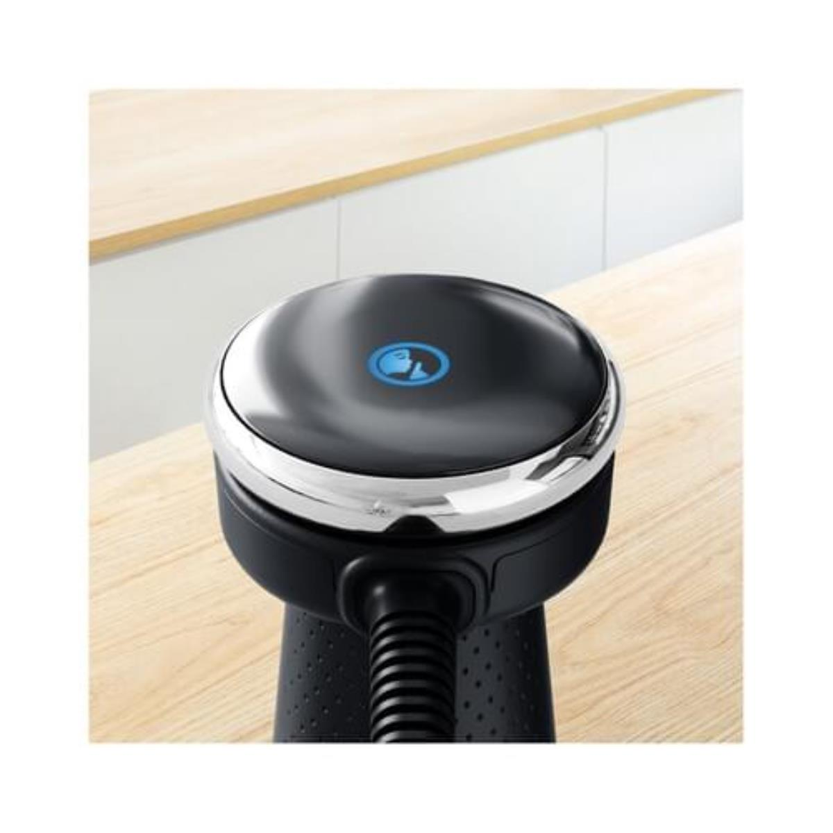 Een zwart, rond apparaat met zilveren rand en blauw licht, waarschijnlijk een smart device.