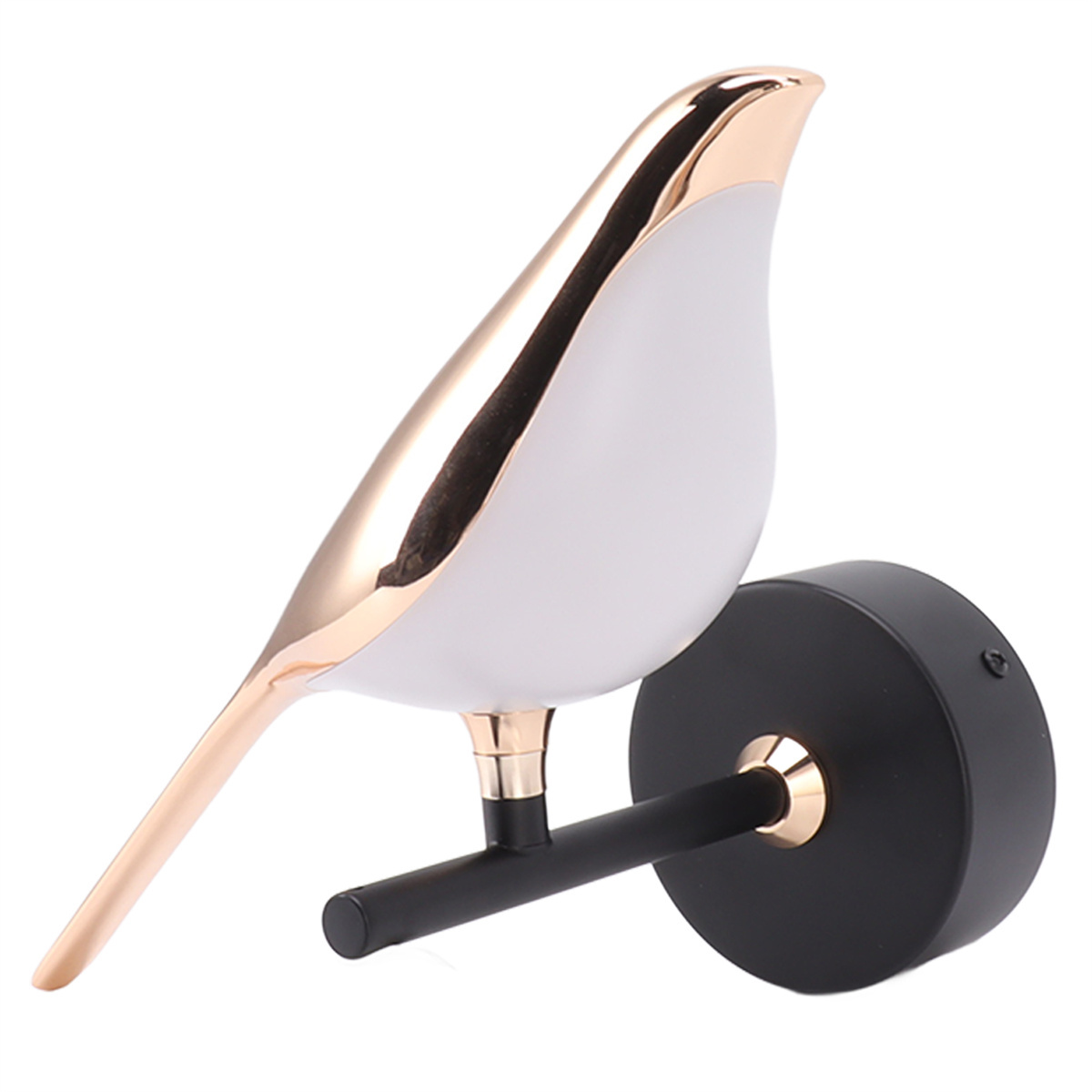 Vogelförmige Lampe, gold und weiß, auf schwarzem Sockel. Weißer Hintergrund.