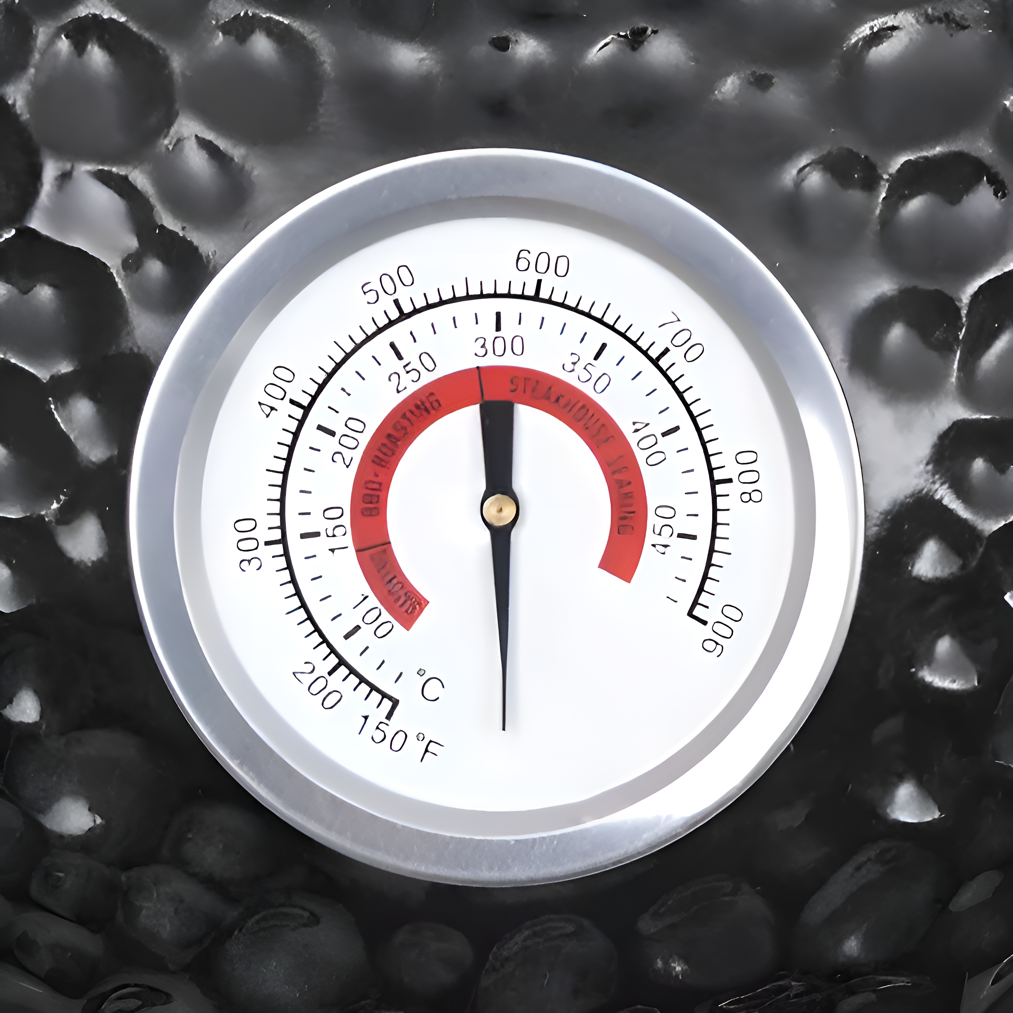 Rundes Thermometer mit Nadel auf 300 Grad, schwarzer Hintergrund.
