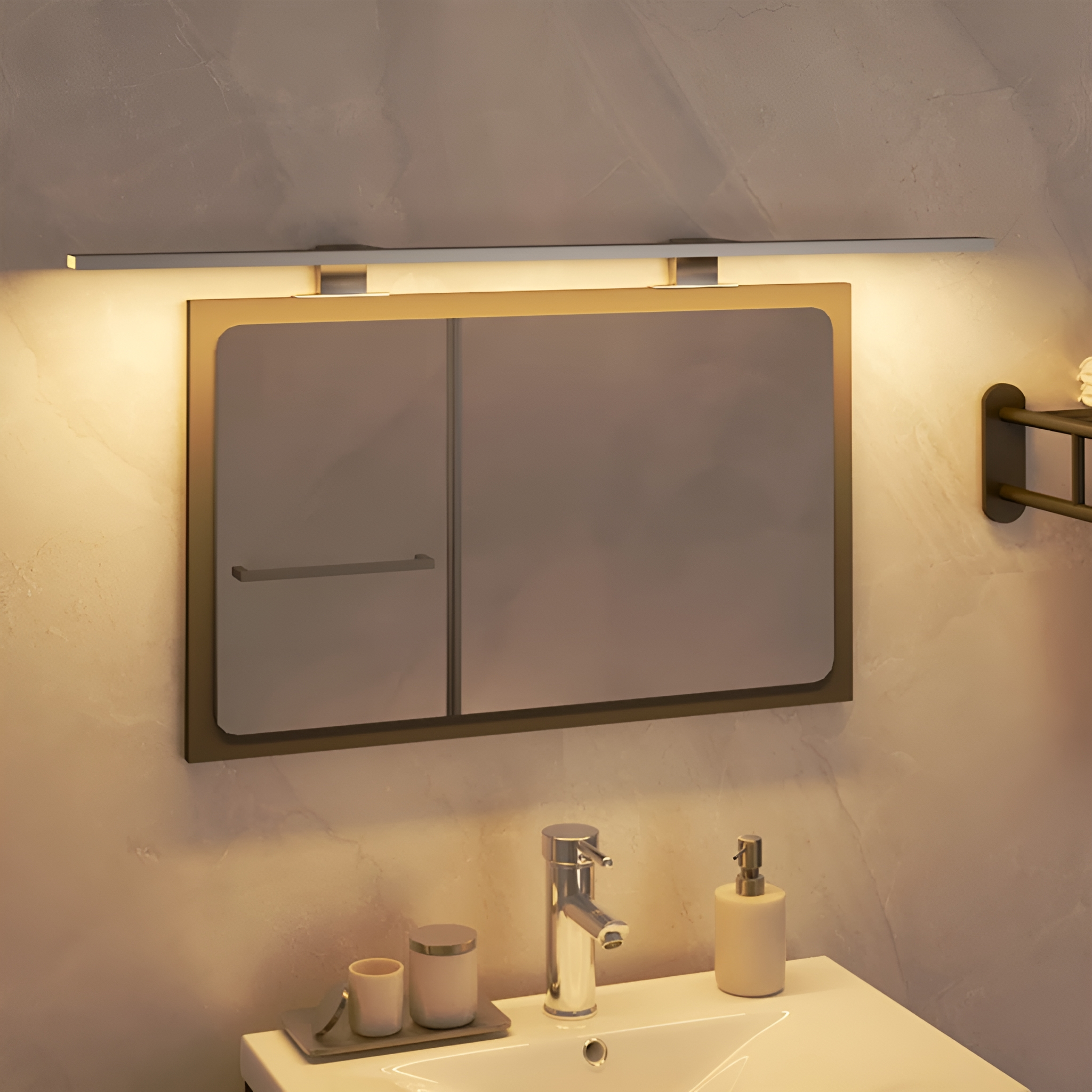 Badezimmerspiegel mit LED-Licht darüber, Waschbecken, Wasserhahn und Seifenspender. Neutrales Farbschema.