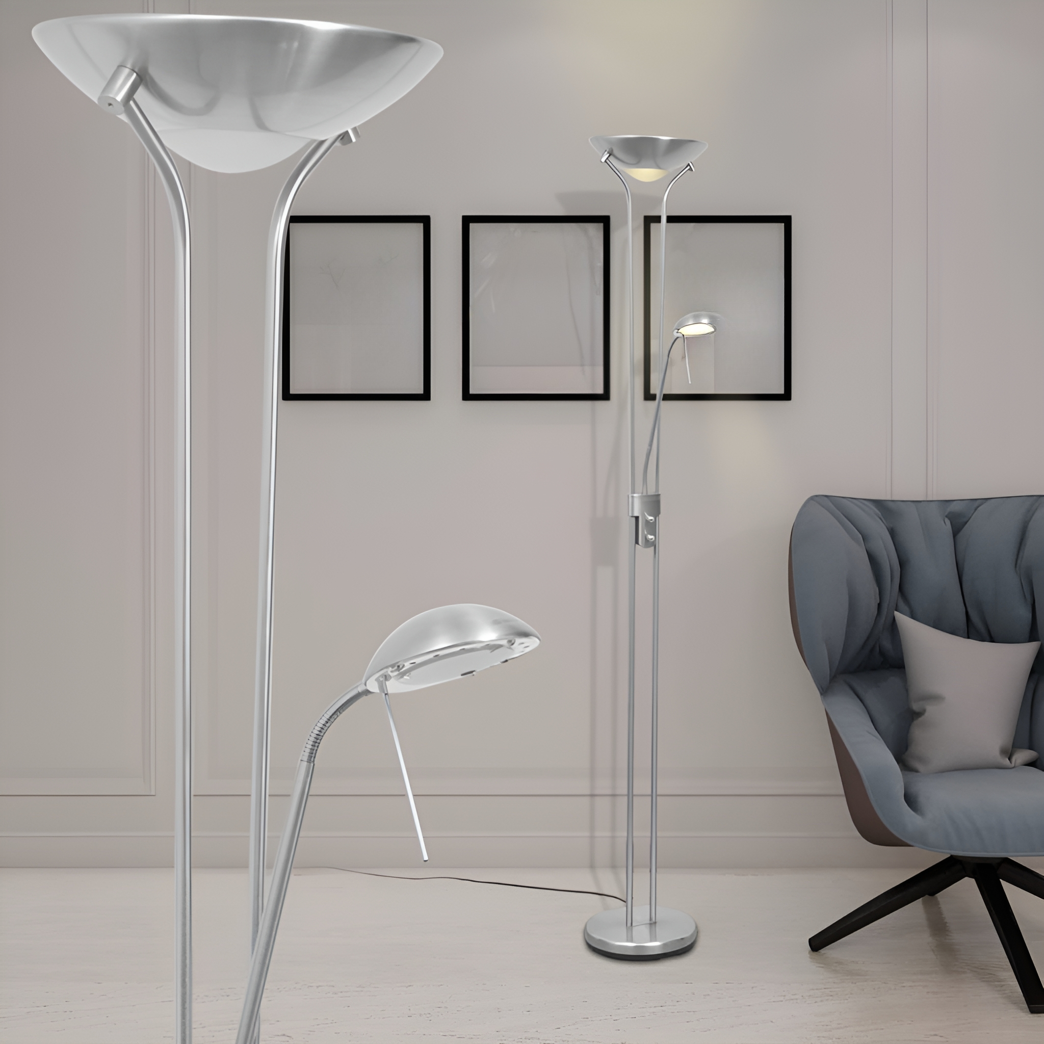 Moderne Stehlampen mit silbernem Finish. Eine Lampe hat zwei, die anderen je eine Leuchte. Weiße Wand.