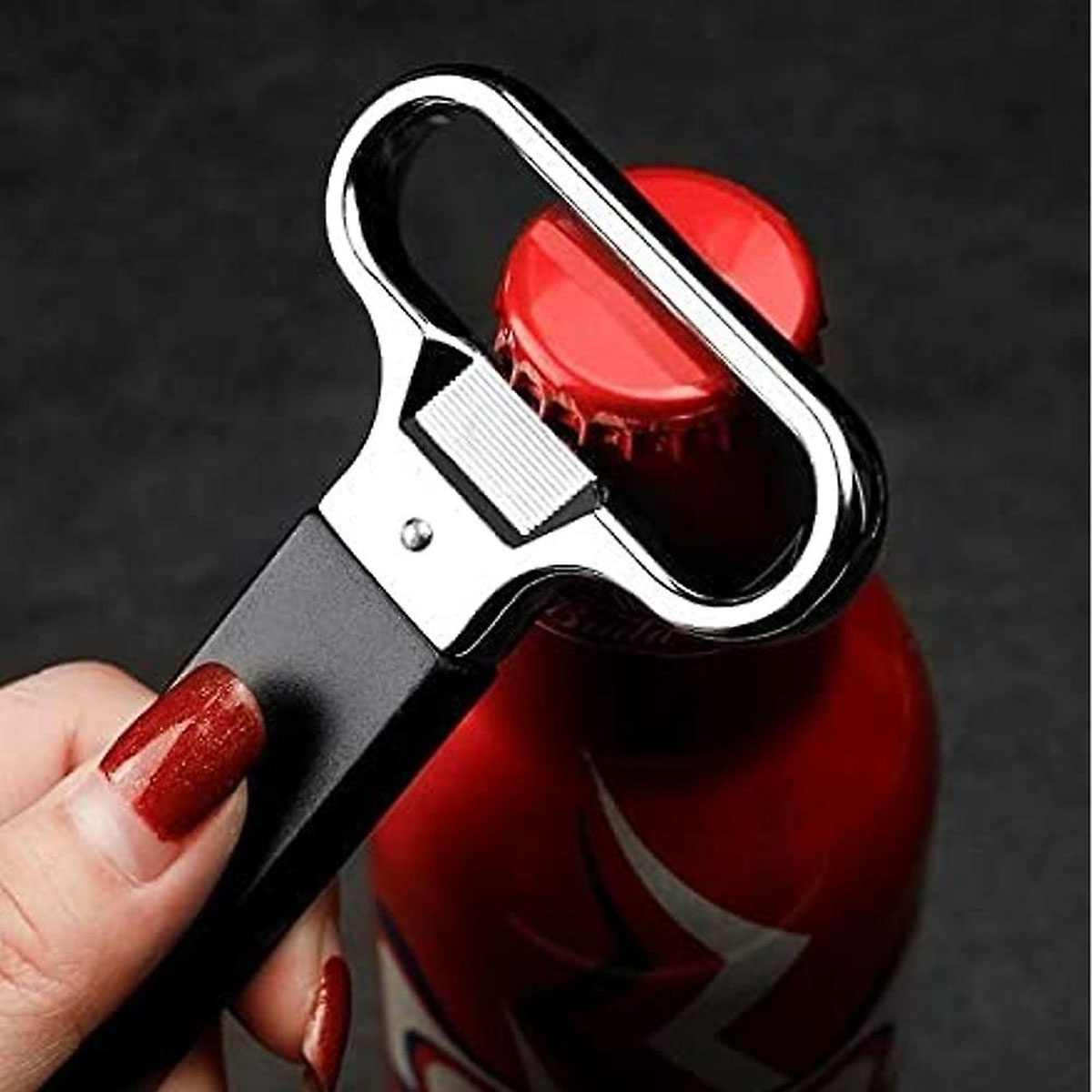 Eine Hand mit roten Nägeln hält einen Flaschenöffner, der eine rote Bierflasche öffnet.