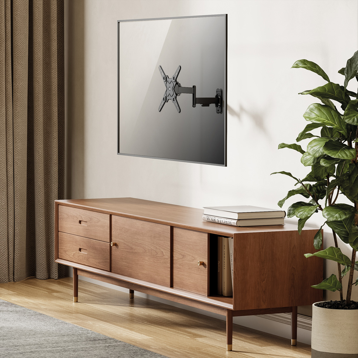 Ein montierter Fernseher mit schwarzer Wandhalterung über einem Holzschrank mit Büchern und einer Pflanze, vor einer hellen Wand.