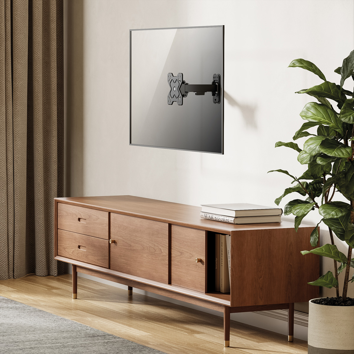 Ein montierter Fernseher mit schwarzer Wandhalterung über einem Holzschrank mit Büchern und Pflanze, vor weißer Wand.