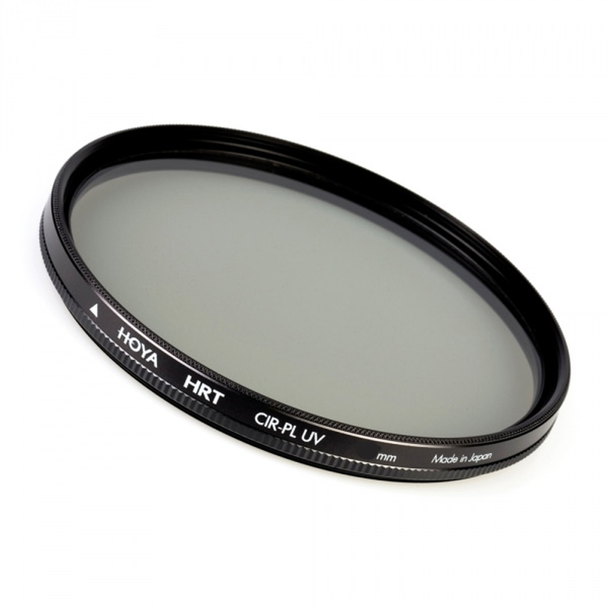 Schwarzer Hoya HRT CIR-PL UV-Filter, schräg auf weißem Untergrund.