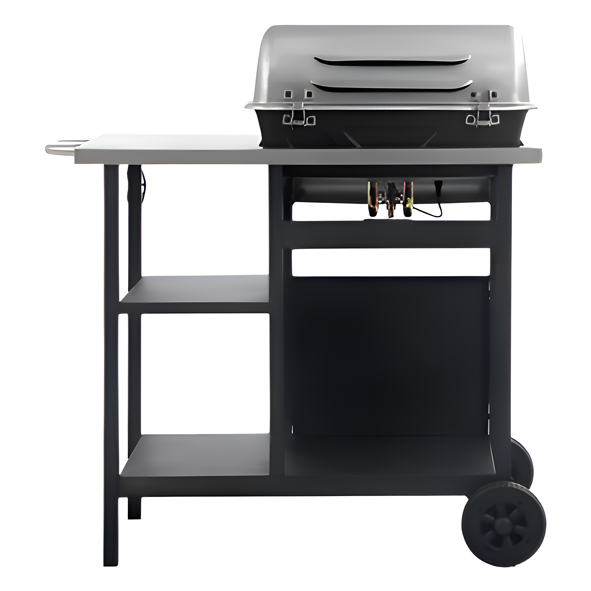 Ein schwarzer und grauer Grill mit Edelstahl-Deckel. Er hat Ablagen und Räder auf weißem Hintergrund.