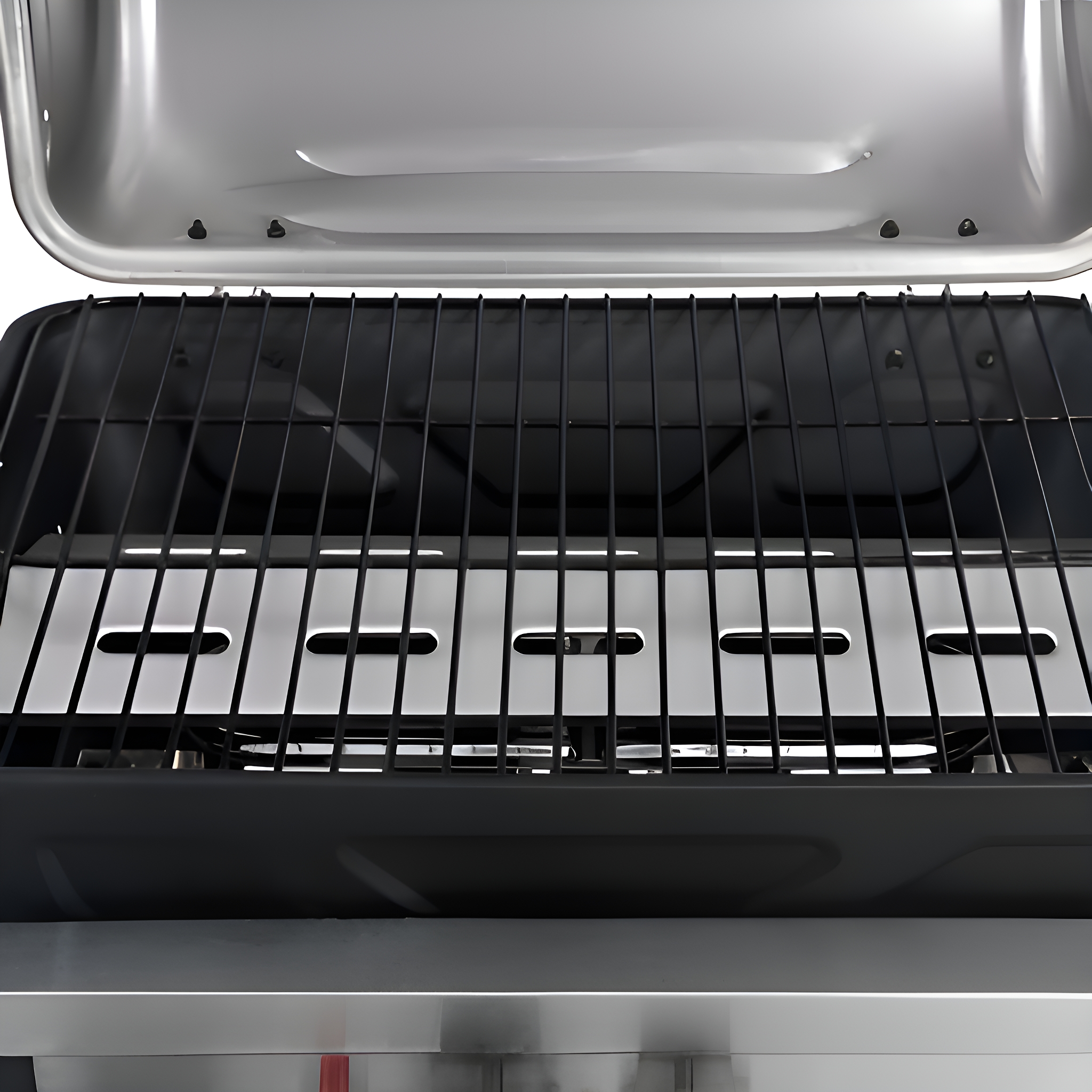 Grill aus Edelstahl mit schwarzem Innenraum und Rost. Weißer Hintergrund.