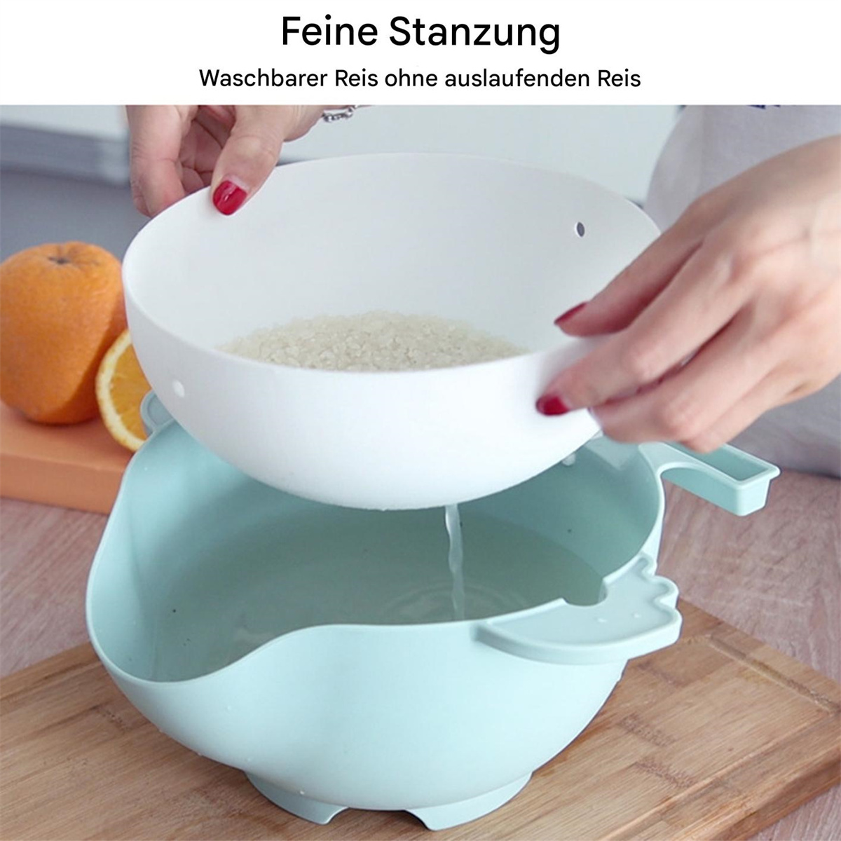 Hände gießen Wasser in eine Schüssel mit Reis. Der Reis wird in einer zweiteiligen Schüssel gewaschen.