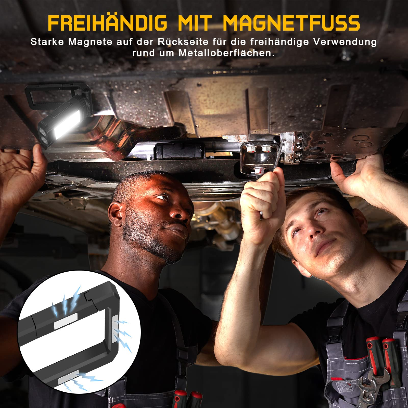 Zwei Männer arbeiten unter einem Auto und verwenden eine magnetische Arbeitsleuchte. Das Licht ist nah an der Unterseite des Autos.
