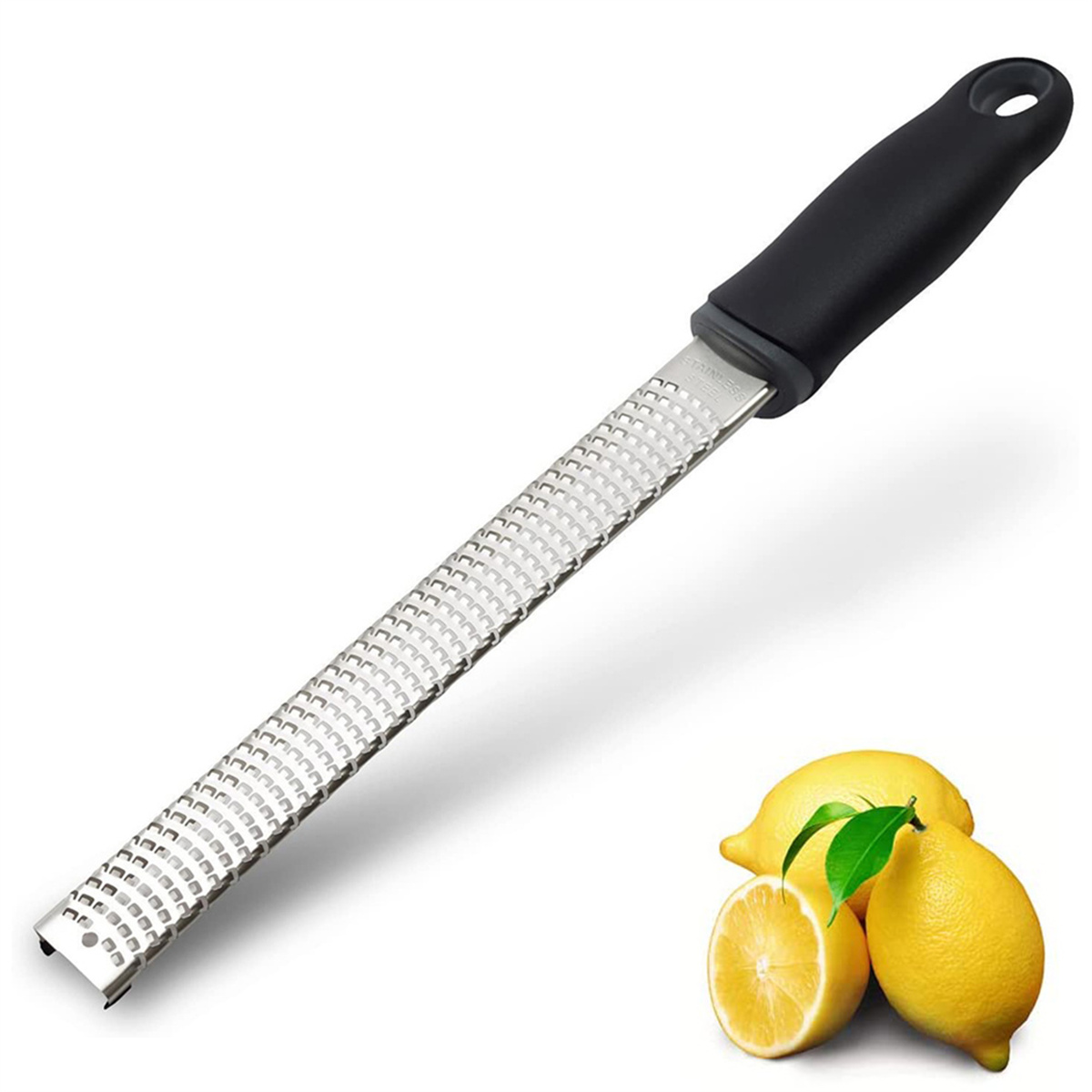 Ein Edelstahl-Zestenreißer mit schwarzem Griff, mit Zitronen im Vordergrund.