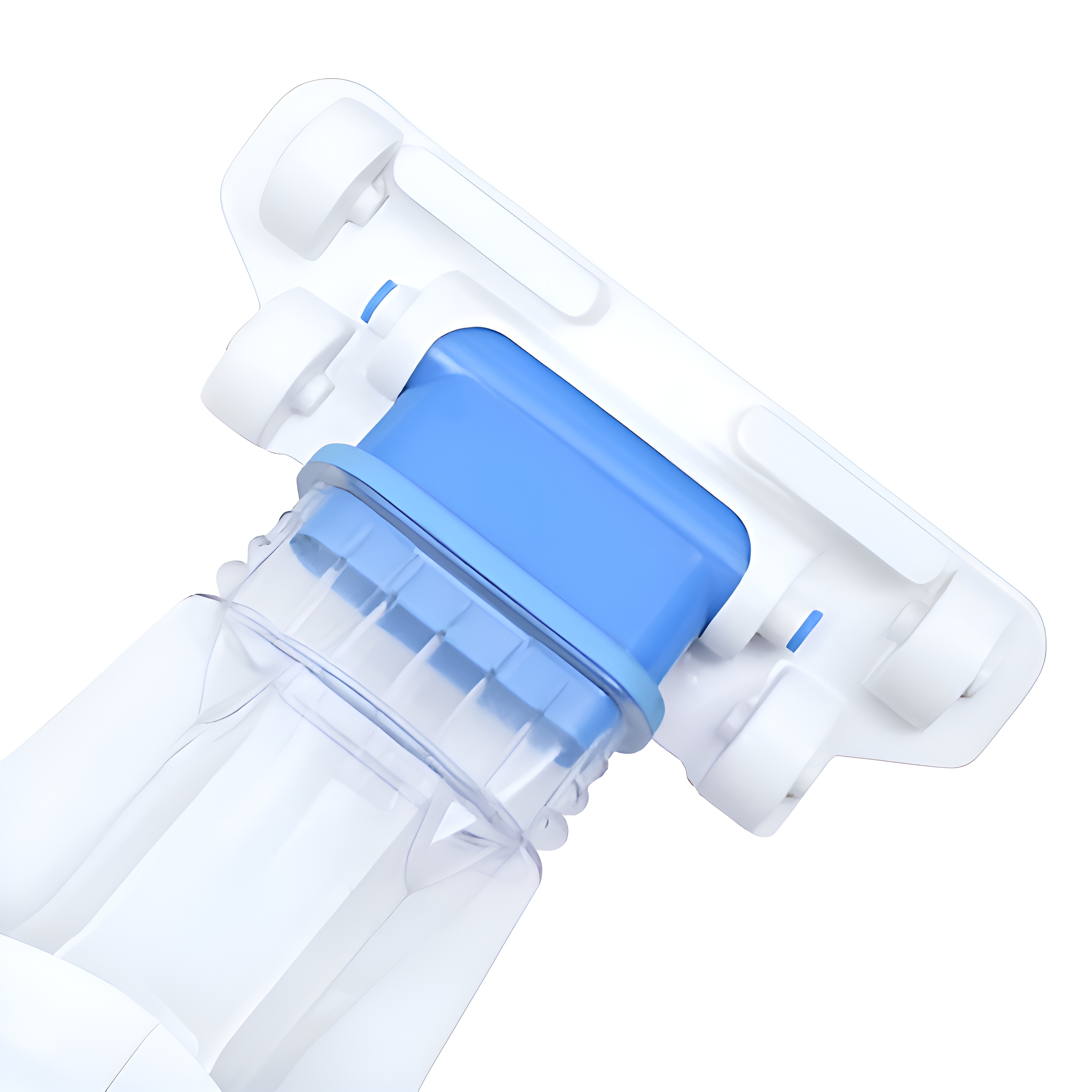 Nahaufnahme eines blau-weißen Wasserflaschenverschlusses, mit Teilen der Flasche im Blick.