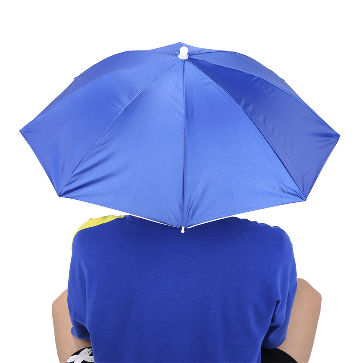 Blauer Schirmhut auf dem Kopf einer Person. Die Person ist von hinten zu sehen, trägt ein blaues T-Shirt.