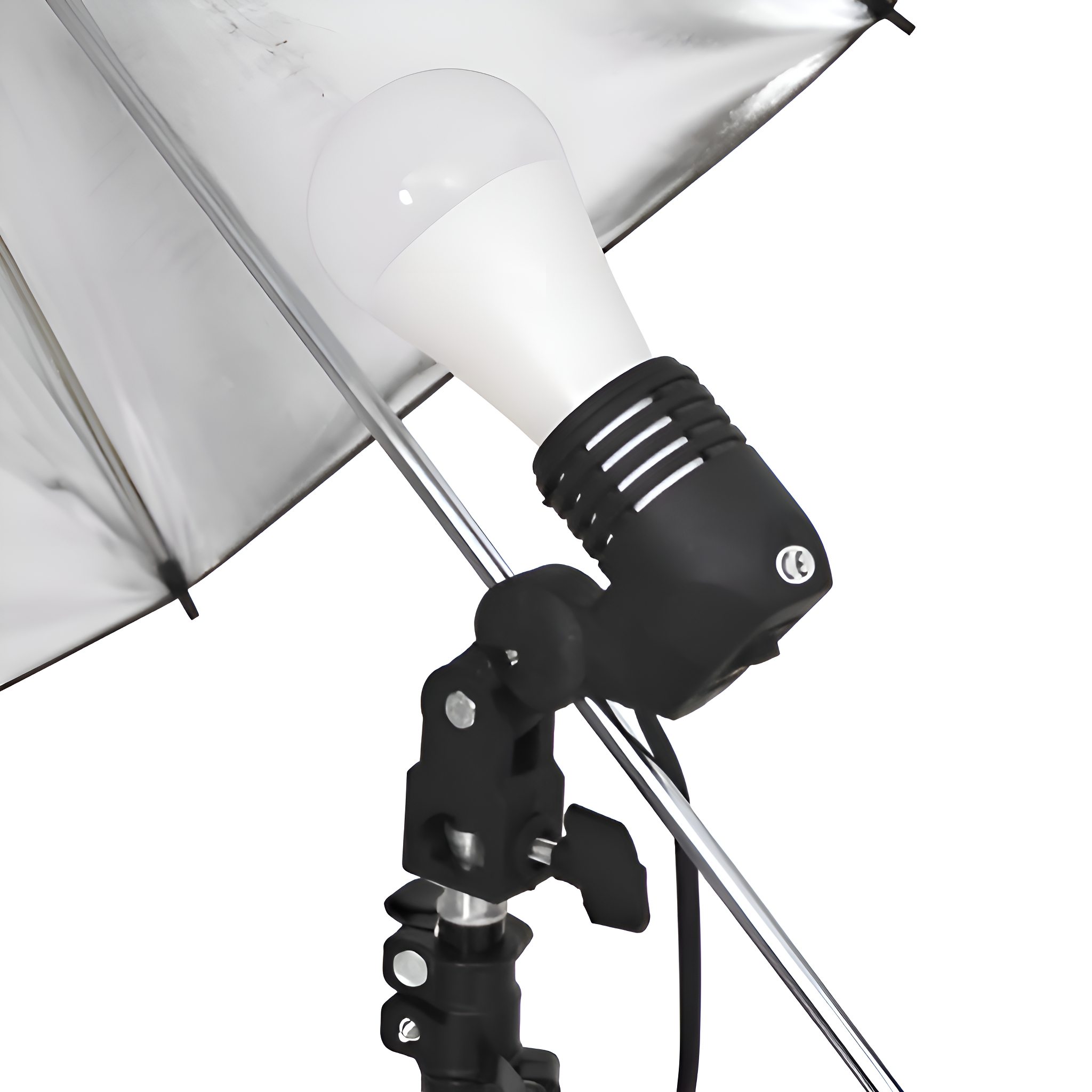 Ein Studio-Licht-Setup mit weißer Glühbirne, schwarzem Ständer und silbernem Schirm vor weißem Hintergrund.
