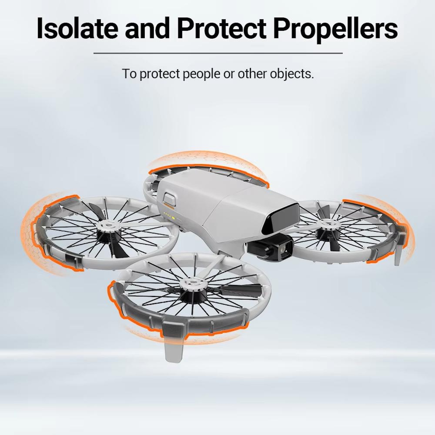 Eine weiße Drohne mit orangenen Propellerschutzvorrichtungen. Die Drohne fliegt vor verschwommenem Hintergrund.