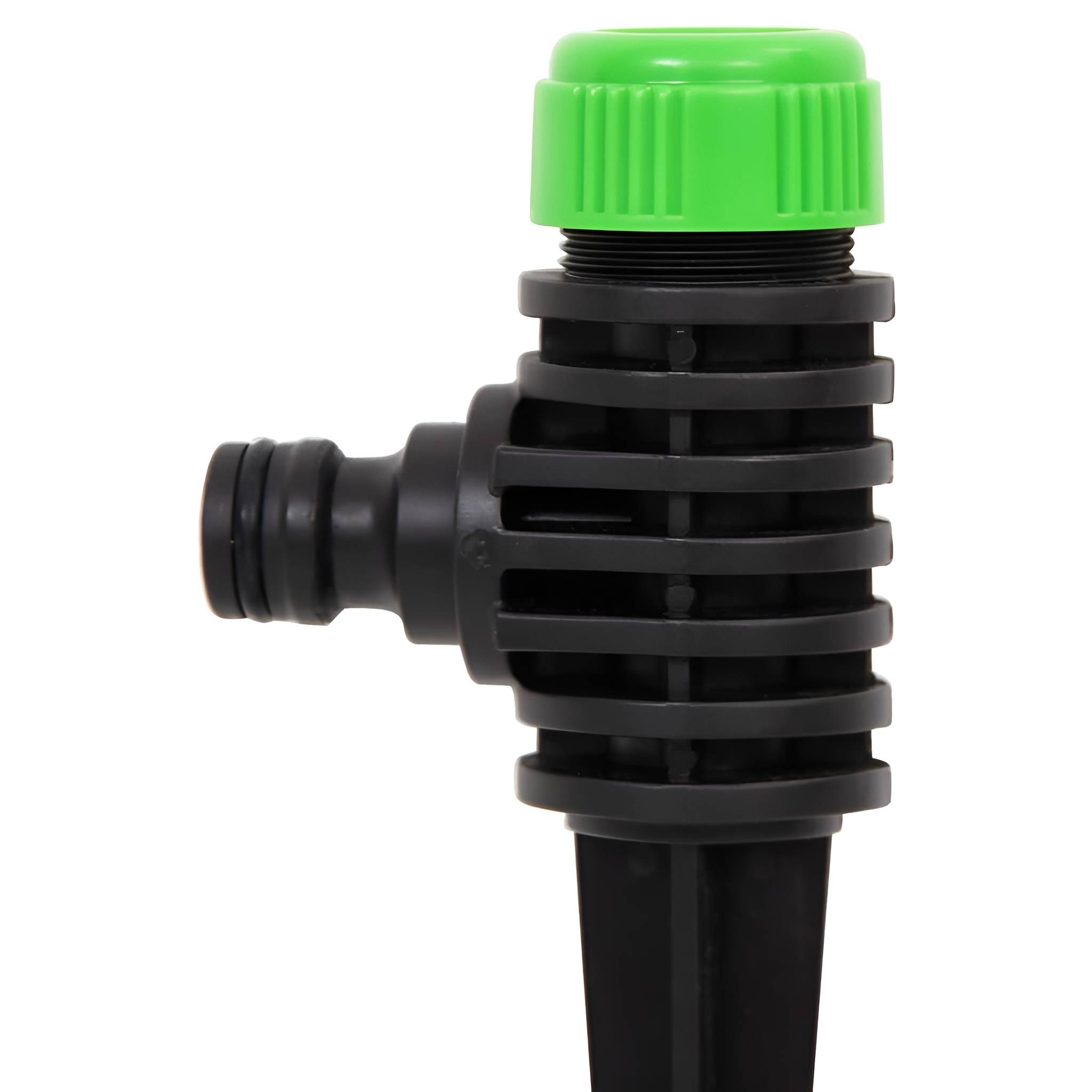 Schwarz-grüner Sprinklerkopf vor weißem Hintergrund. Er hat ein T-förmiges Design.