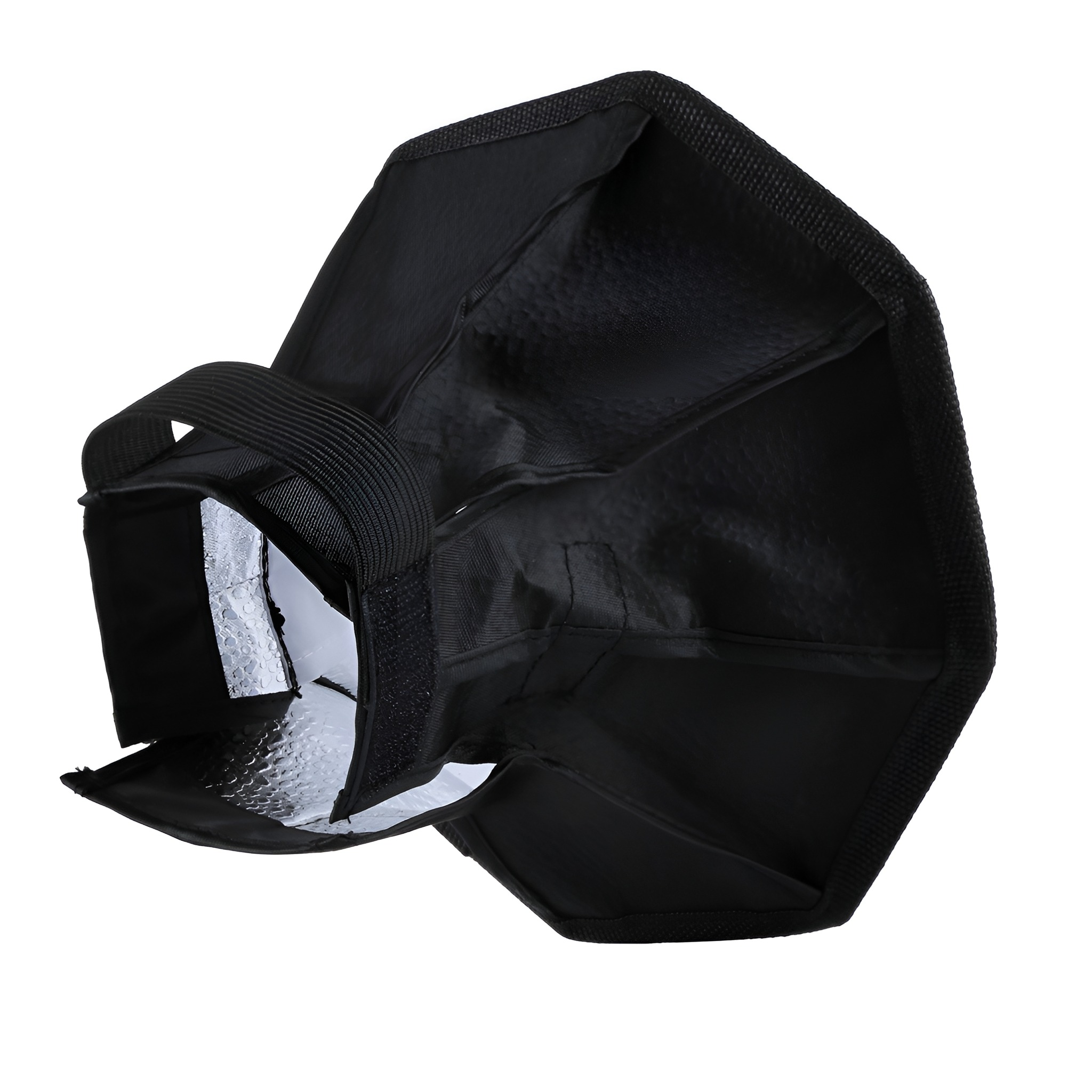 Schwarze, offene Softbox mit weißem Innenraum. Sie befindet sich auf einem weißen Hintergrund.